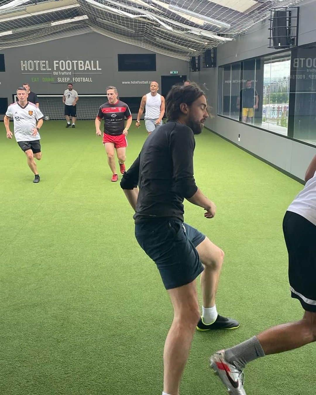 ロバート・アーンショウさんのインスタグラム写真 - (ロバート・アーンショウInstagram)「So much fun playing football with  the boys, my son and special guests  Jack Whitehall & Lloyd Griffith on their tour  ✨  #jackwhitehall #lloydgriffith #football #comedy #standup」6月28日 20時13分 - robertearnshaw