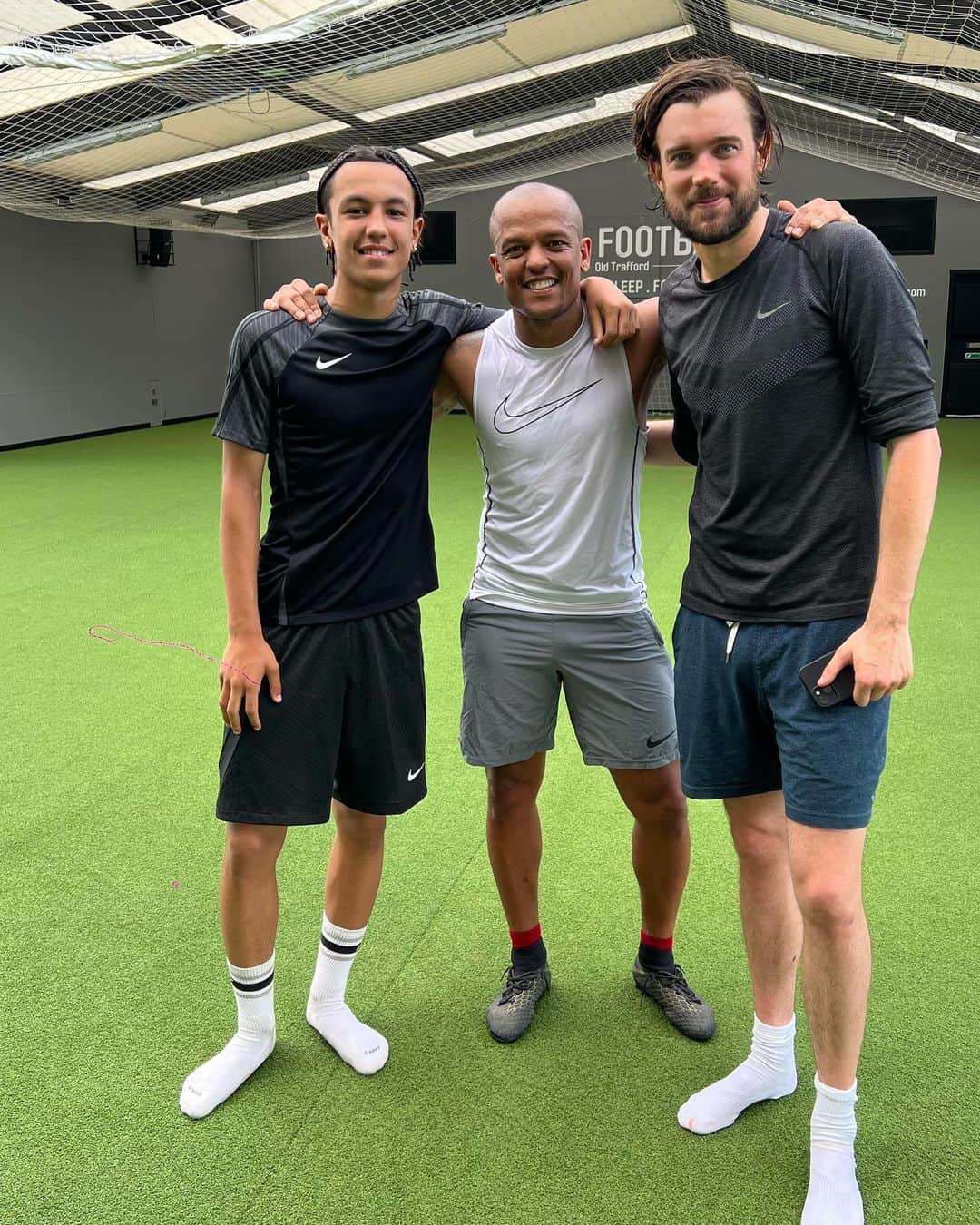ロバート・アーンショウのインスタグラム：「So much fun playing football with  the boys, my son and special guests  Jack Whitehall & Lloyd Griffith on their tour  ✨  #jackwhitehall #lloydgriffith #football #comedy #standup」