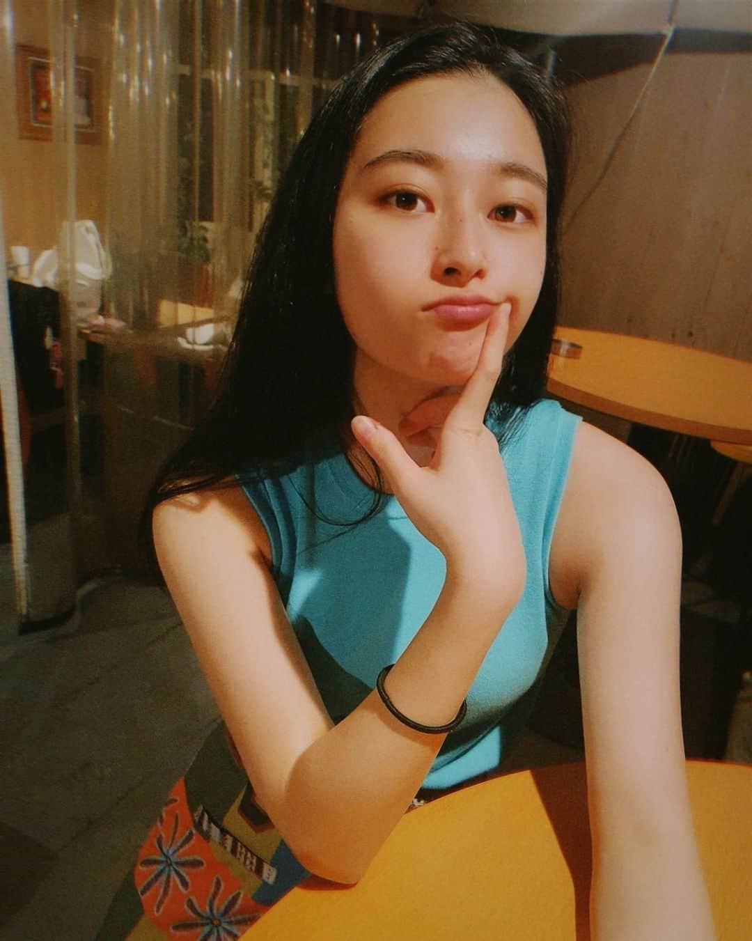 のインスタグラム：「🥴🩵 . . いつかの夏の1枚... もう夏やねー！ 相変わらず夏が苦手です、暑いいい🥵 熱中症に気をつけてくださいね！」
