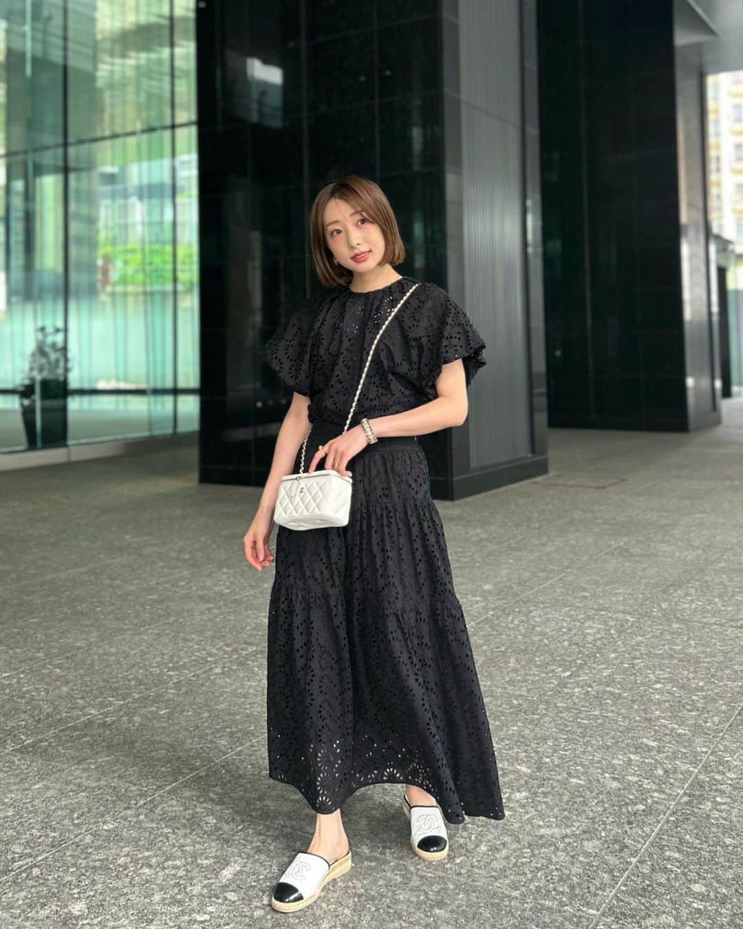 冨張愛のインスタグラム：「Black & White🖤🤍 アイレット刺繍の素材が本当に可愛いセットアップ。 涼しげで夏らしくて快適で、とっても好き。 お袖の形も、スカートの長め丈も全部がツボなお洋服 軽くてシワにならないから旅にも持って行きたくなる🏖  tops & skirt ... #limue @limue_official  shoes bag accessory ... #chanel @chanelofficial」