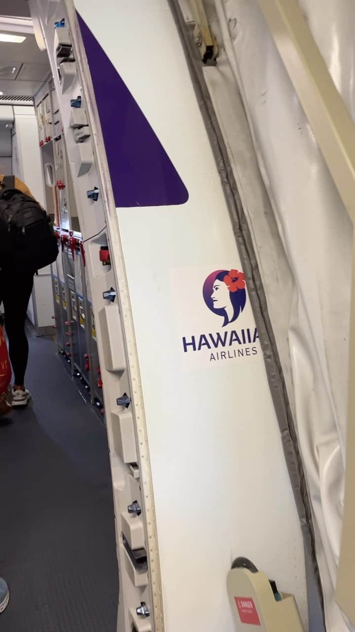 ハワイアン航空のインスタグラム：「A hui hou の時🥹 またいつか来られることを願いながら👋🏼  #窓側席 #テイクオフ #ハワイの風景 #ハワイ旅行 #ハワイ好きな人と繋がりたい」