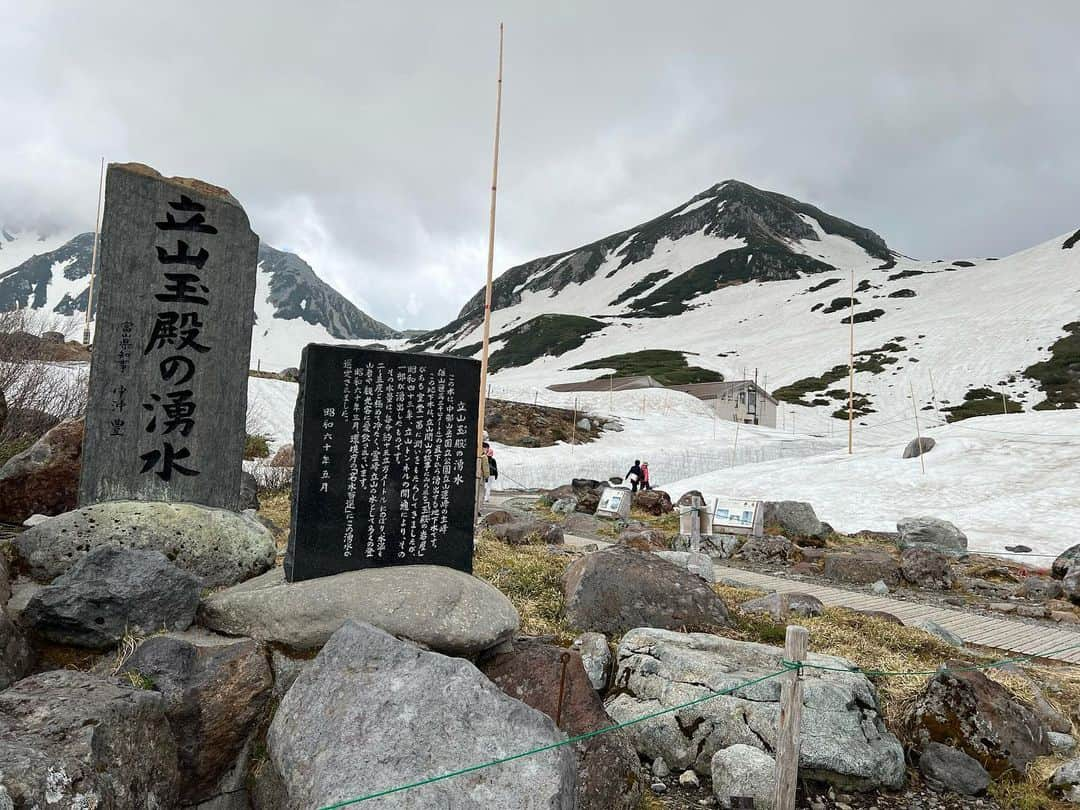 月野帯人さんのインスタグラム写真 - (月野帯人Instagram)「立山の水冷たくて美味しかったよ！ #立山連峰 #立山黒部アルペンルート  #立山玉殿の湧水 #湧水#富山#富山観光#月野帯人#月野帯人ちゃんねる #youtuber #続きはyoutubeで #チャンネル登録お願いします」6月28日 20時06分 - taitotsukino