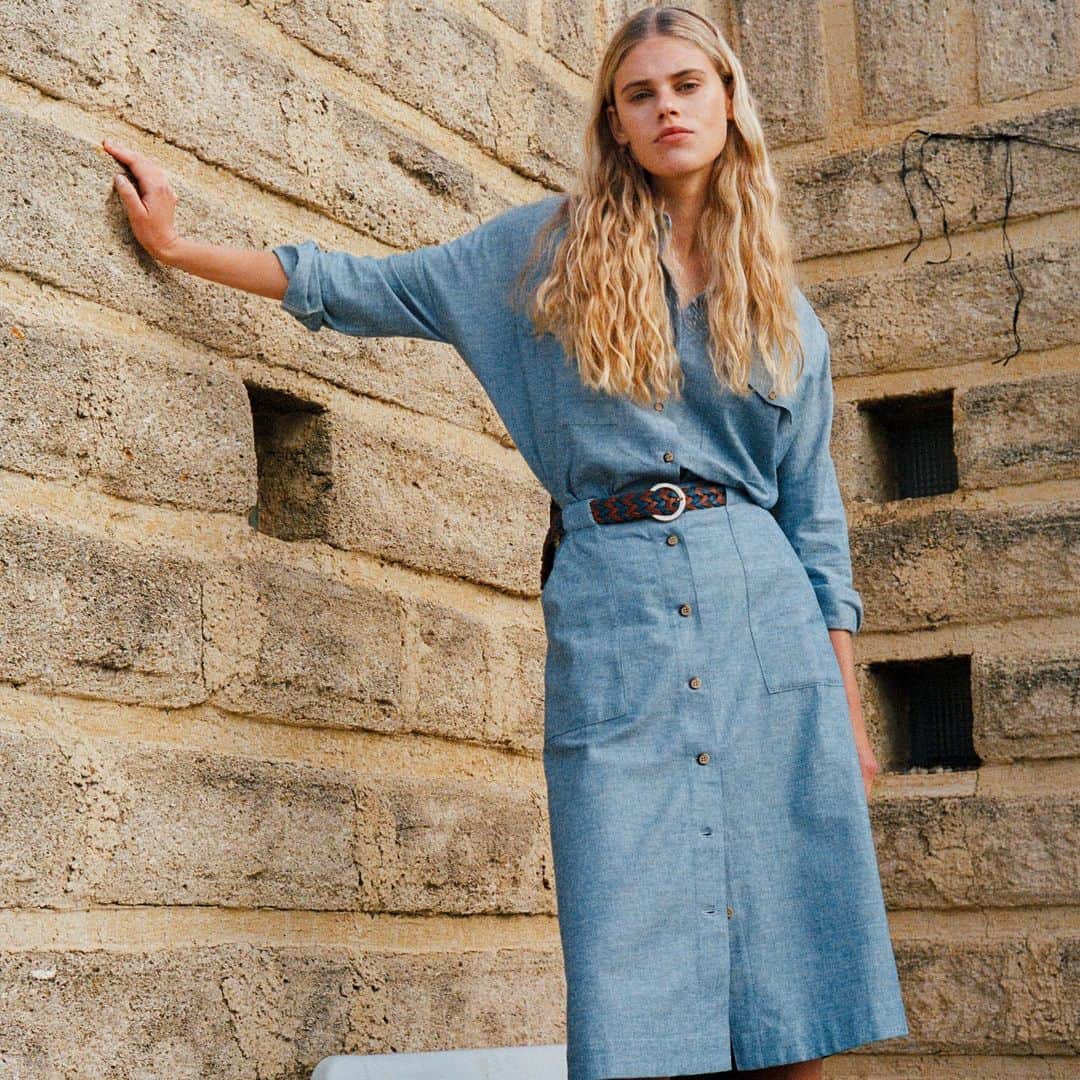 ベンシモンのインスタグラム：「Janice + Hela = 💙💙  Et si jamais vous êtes passé.e.s à côté, les soldes ont débuté ce matin dans nos boutiques et sur Bensimon.com 🎉. Profitez jusqu’à -40% sur une sélection parmi les pièces de notre collection Printemps-Été 23 ☀️.  #Bensimonlovers #bluelovers #lété #SS23 #summerfavorites  And in case you missed it, the sales started this morning in our stores and on Bensimon.com 🎉. Find up to 40% off selected pieces from our Spring-Summer 23 collection ☀️.」