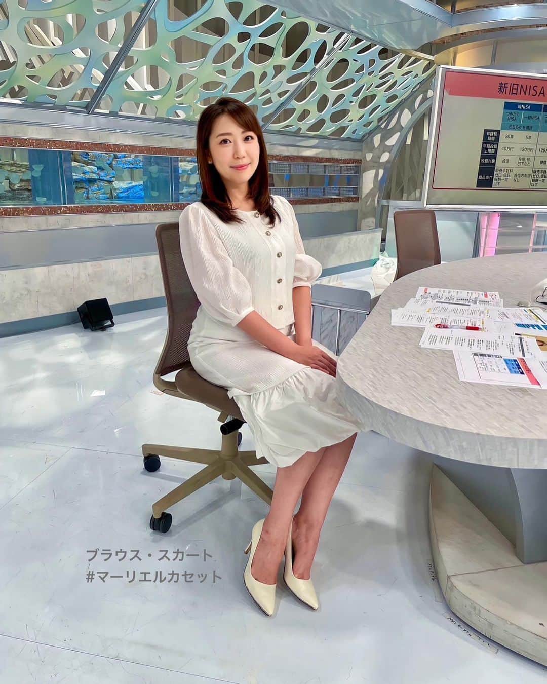 須黒清華のインスタグラム：「今夜も 日経ニュースプラス9 からの 居間からサイエンス よろしくお願いします😊✨  テレ東音楽祭で気分を上げてOAに望みますー🎵 今日デビューの新人アナウンサーを見て初心を思い出し…いや前のことすぎて思い出せない🤣笑  ちなみに1枚目の写真、スタイリストりささんがアプリで綺麗にしてくれました！✨ なんだか雰囲気が違う😳  #日経ニュースプラス9 #居間からサイエンス  #テレ東音楽祭 #応援 お願いしますー！ #衣装  #マーリエルカセット 👗」