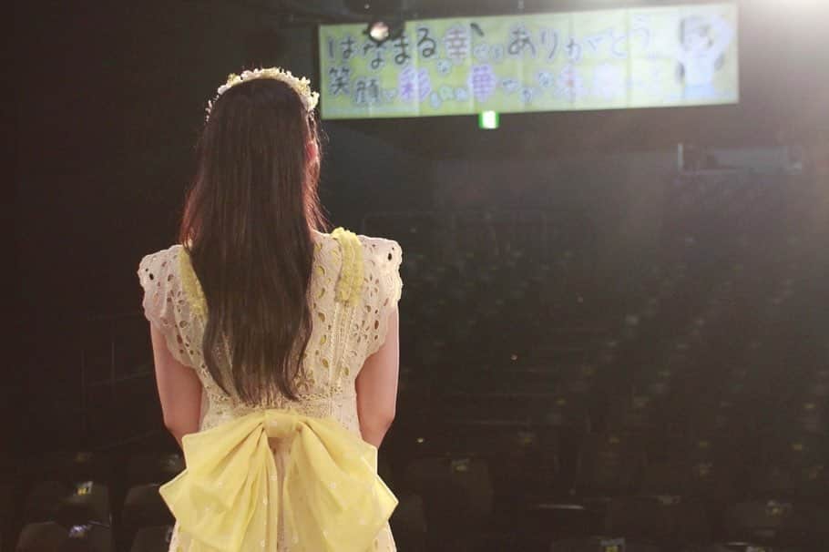 馬場彩華のインスタグラム：「2023.06.26 卒業公演 無事終わりました🎓💐   2018.08.14に劇場デビューをしてから約5年たくさんお世話になりました。   劇場公演があったからメンバーとも仲良くなれたし、たくさん泣いてたくさん笑ってたくさん成長させてもらった場所だなあと思います。   HKTで活動してきて何がいちばん楽しかった？って聞かれたら迷わず劇場公演って答えるくらい大好きな場所でした。   曲中みんながたくさんまる~ってしてくれて 最後にひなとあおちゃんとおNewできて ゆえると2人で歌えて とってもかわいい卒業ドレスと髪飾りを衣装さんが用意してくださって  夢のような時間で今まででいちばん楽しい幸せな時間でした🤍     そんな幸せな時間を写真として形に残してくれたあきちゃんにも大感謝📷     劇場とはこの日でさよなら たくさんありがとうございました🌼  最終活動日は7月9日です。 あと少し、最後までよろしくね‪‪☺︎‬」
