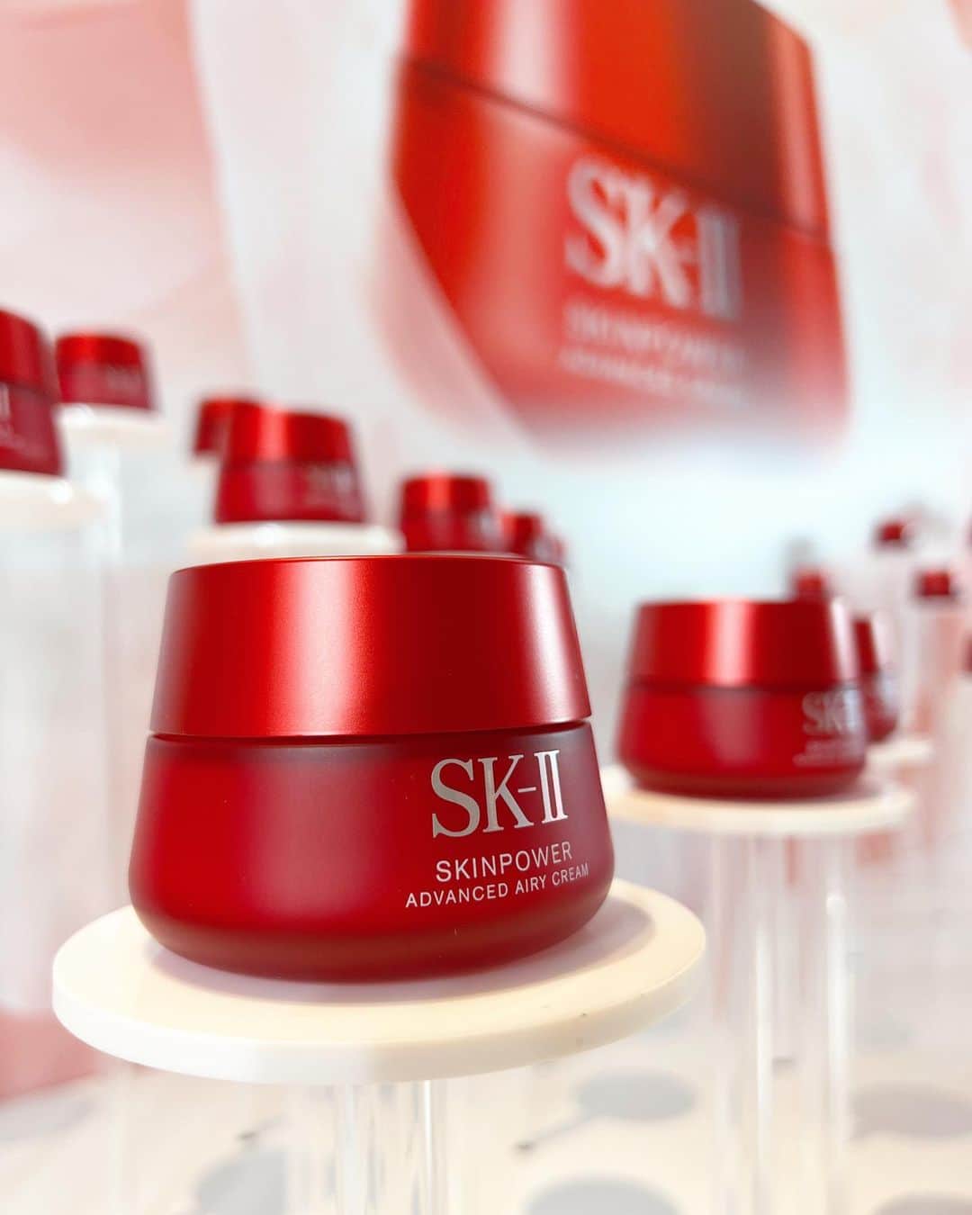 WWDジャパンさんのインスタグラム写真 - (WWDジャパンInstagram)「【発表会取材】「SK-Ⅱ」から２年ぶりの新商品が登場！“スキンパワー”シリーズが“スキンパワー アドバンスト”に進化し、新クリームがデビューします。  今回着目したのは、さまざまなエイジングの根本原因となる「炎症老化」。とくに、肌の中で気づかずに進行していく慢性炎症は、じわりじわりと肌のエイジングサインへとつながっていきます。こういった眼に見えない肌の炎症老化のはじまりを“エイジングの火種”と名づけ、それに働きかけることで複合的なエイジングの悩みに対応するのが今回の新クリームです。  「SK-Ⅱ」を代表する独自成分のピテラはもちろん、キンレンカエキスやシャクヤクエキスなど、“エイジングの火種”にアプローチする成分と処方を追求。まだ顕在化していない悩みから今ある悩みまで、包括的にケアしてくれる頼もしさ！テクスチャーや肌なじみ、さらには香りにもこだわり、全方位から美しさをサポートするクリームが誕生しました。  テクスチャーはこっくりまろやかなタイプと、乳液のように軽やかなタイプの2種を用意。  （ソーシャルデスク・浅野）  ＜8月20日発売＞ “スキンパワー アドバンスト クリーム（美容クリーム）”（50g、1万7050円／80g、2万4200円　※編集部調べ） “スキンパワー アドバンスト エアリークリーム（乳液状美容クリーム）”（50g、1万7050円／80g、2万4200円　※編集部調べ）  #skii #PITERA#sk2#スキンパワーアドバンスト#スキンパワーアドバンストクリーム#スキンパワーアドバンストエアリークリーム#クリーム#エイジングケア#エイジングの火種#スキンケア#保湿#ハリケア#ツヤ肌#美容#beauty#新作コスメ」6月28日 20時10分 - wwd_jp