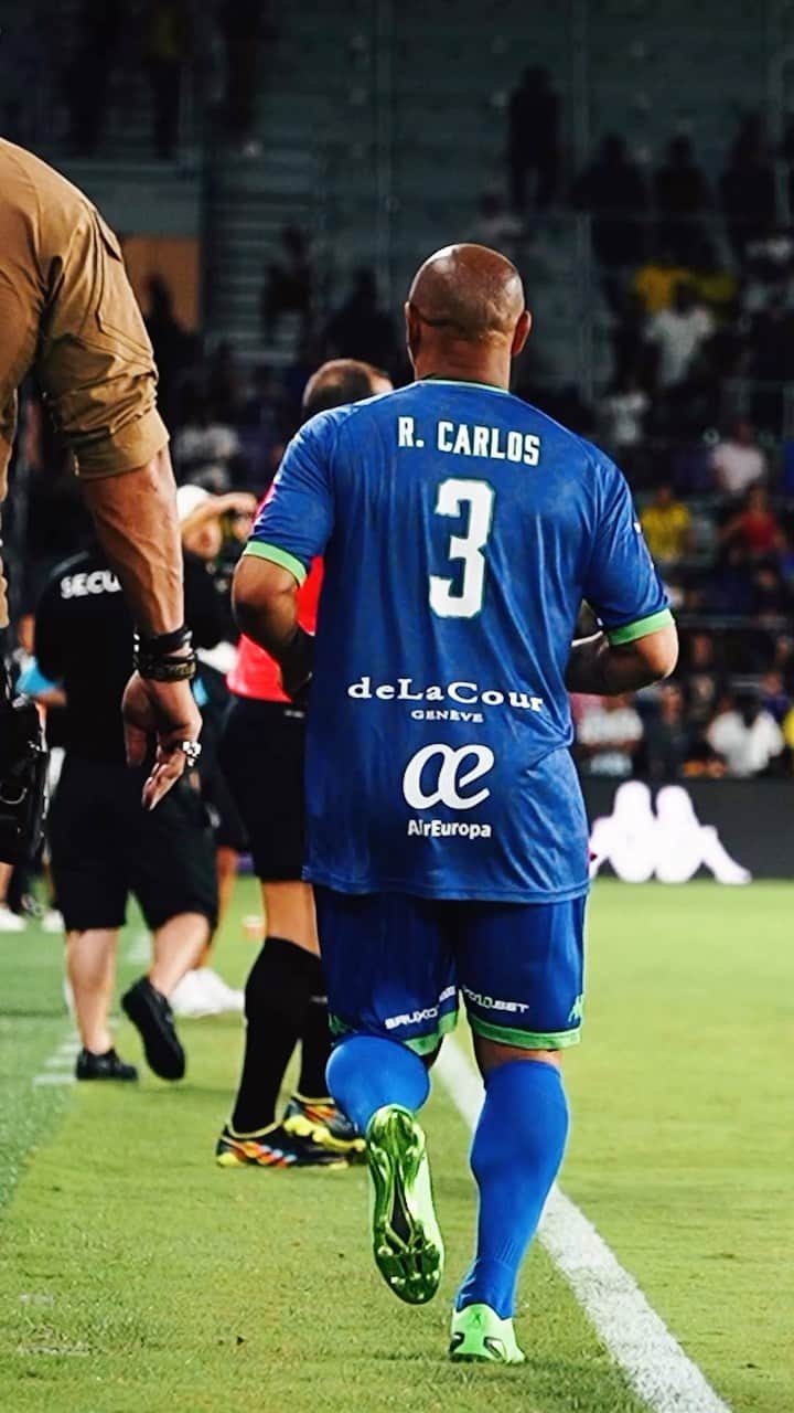 ロベルト・カルロス・ダ・シウバのインスタグラム：「@oficialrc3 Roberto Carlos, you are incomparable. ⚽️🔥   #TheBeautifulGame #RobertoCarlo #UnmatchedSkills」