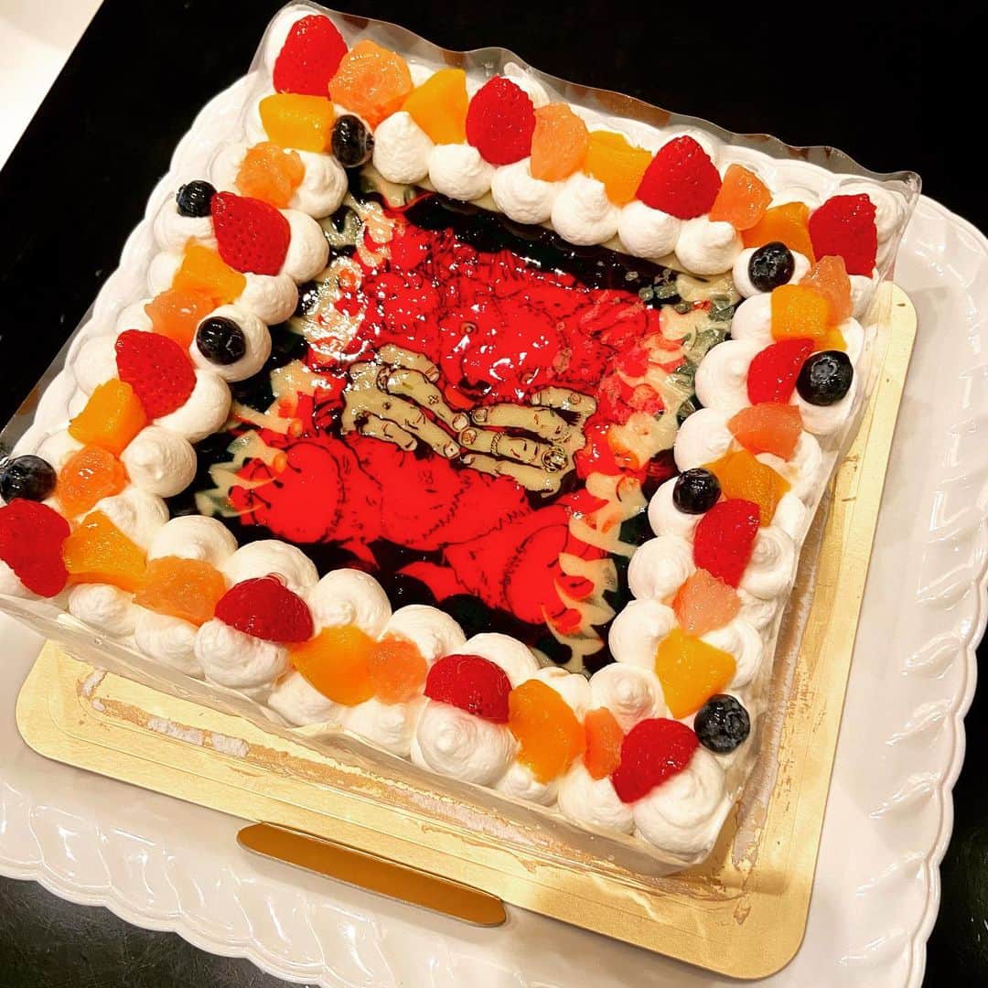 syudouのインスタグラム：「スタッフにサプライズかまされた🎂 ありがとう🍰」