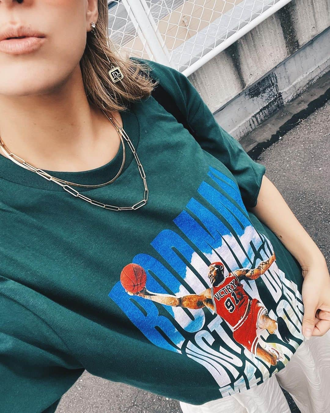 jyA-Me（ヤミー）のインスタグラム：「Super可愛いです❤️🧡💚💜 AND I’m so excited to meet him 😎🏀🙌🏾🔥 @dennisrodman  @victorydna_1om  @mfc_store  . #dennisrodman  #デニスロッドマン #victoryDNA #ヴィクトリー#DNA #MFCstore#コラボ #ネイルも気持ちデニスカラーに🐛」