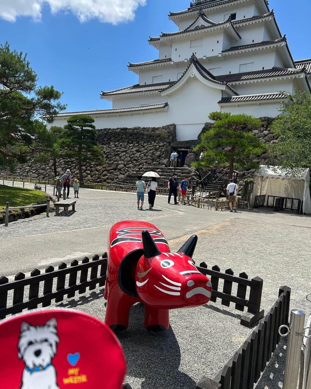 山口みらんさんのインスタグラム写真 - (山口みらんInstagram)「🏰🏰🏰  先週末は、祖父母達と共に  #福島 県の  #会津若松 、 #東山温泉 ♨️へ旅行してきました- ̗̀ ( ˶'ᵕ'˶) ̖́-  福島県は  #スパリゾートハワイアンズ で何度か行きましたがそれ以外では初めての観光でした(՞ . .՞)੭"   #鶴ヶ城 や  #赤べこ  #喜多方ラーメン など沢山満喫できました＼(^o^)／  特に喜多方ラーメンは本当に昔から好きで！坂内は都内にあるからよく行ってたなあ🍜  久しぶりに 温泉でものんびり出来て……♨️  何より、祖父母たちとの時間を大切にしなきゃと改めてリヨンに教えてもらったことだから！！🤍🐶🐾  もちろん、どこ行くのにもリヨンちゃんと共に……🐾🐶🤍🌈  良い休日になりました✨✨  Twitterで、東北オススメ質問したら沢山の人に教えて貰えて嬉しかったです( *´꒳`*)皆いつもありがとう⸜🌷︎⸝‍もちろん、インスタのコメントやメッセージもいつもありがとうございます!(´▽｀)    #福島県  #福島観光  #東山温泉  #郡山  #会津若松市  #会津若松  #赤べこ  #あかべこ  #あかべこカフェ  #旅行  #旅行コーデ  #Japan  #fukushima  #onsen  #hotsprings  #♨️ #温泉旅行  #温泉  #東北旅行  #喜多方ラーメン  #ワンピースコーデ  #airmaxcoco  #エアマックスココ  #エアマックスコココーデ  #chloe」6月28日 20時17分 - yamaguchi_miran