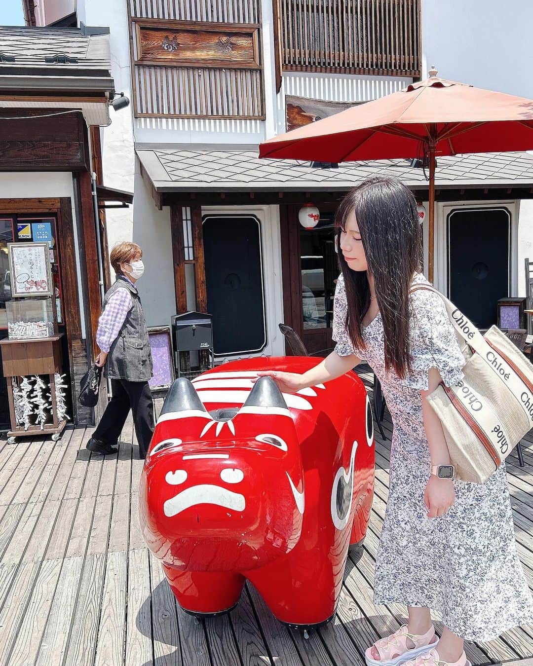 山口みらんさんのインスタグラム写真 - (山口みらんInstagram)「🏰🏰🏰  先週末は、祖父母達と共に  #福島 県の  #会津若松 、 #東山温泉 ♨️へ旅行してきました- ̗̀ ( ˶'ᵕ'˶) ̖́-  福島県は  #スパリゾートハワイアンズ で何度か行きましたがそれ以外では初めての観光でした(՞ . .՞)੭"   #鶴ヶ城 や  #赤べこ  #喜多方ラーメン など沢山満喫できました＼(^o^)／  特に喜多方ラーメンは本当に昔から好きで！坂内は都内にあるからよく行ってたなあ🍜  久しぶりに 温泉でものんびり出来て……♨️  何より、祖父母たちとの時間を大切にしなきゃと改めてリヨンに教えてもらったことだから！！🤍🐶🐾  もちろん、どこ行くのにもリヨンちゃんと共に……🐾🐶🤍🌈  良い休日になりました✨✨  Twitterで、東北オススメ質問したら沢山の人に教えて貰えて嬉しかったです( *´꒳`*)皆いつもありがとう⸜🌷︎⸝‍もちろん、インスタのコメントやメッセージもいつもありがとうございます!(´▽｀)    #福島県  #福島観光  #東山温泉  #郡山  #会津若松市  #会津若松  #赤べこ  #あかべこ  #あかべこカフェ  #旅行  #旅行コーデ  #Japan  #fukushima  #onsen  #hotsprings  #♨️ #温泉旅行  #温泉  #東北旅行  #喜多方ラーメン  #ワンピースコーデ  #airmaxcoco  #エアマックスココ  #エアマックスコココーデ  #chloe」6月28日 20時17分 - yamaguchi_miran