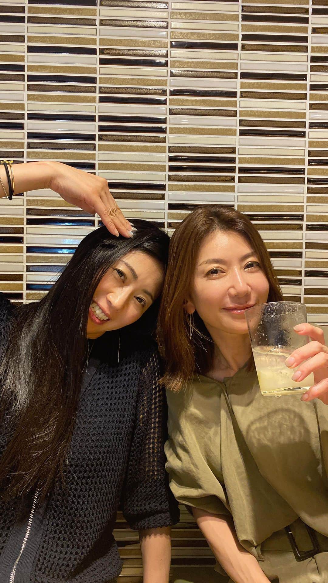 坂田陽子のインスタグラム：「@shimojimac にお誘い頂き 温泉♨️→BBQ🍖→♨️ そして朝♨️→ゴルフ🏌️‍♀️→♨️ ・ ゴルフ後の疲れた身体に沁みる 深沢にある 「たけぶち」の塩麹レモンサワー🍋でコンプリート‼️日本一美味しいと個人的に思っている笑笑‼️ 一杯だけ、ゴルフの反省会ね、 なんて言いながら反省なんてした試しが無いけど🤭 旬の食材を中心にお酒にもご飯にも合うようセンスよくアレンジされてて 何食べても美味しくてつい長居しちゃう。 ・ @shimojimac  2日間笑いっぱなし😆 ほんと、いつもありがと❤️ ・ #ゴルフ女子  #温泉ゴルフ #bbq温泉 #塩麹レモンサワー #たけぶちのレモンサワー」