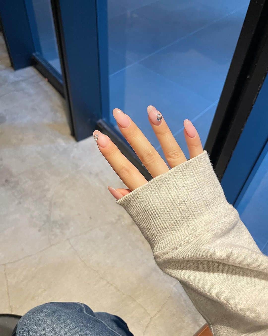 伊藤小春のインスタグラム：「シンプルって可愛い👼🏻💕 マグネットフレンチにしてもらいました！ ⁡ ⁡ ⁡ ⁡ #ネイルデザイン#ジェルネイル#フレンチネイル #マグネットネイル#マグネットフレンチ#シンプルネイル」