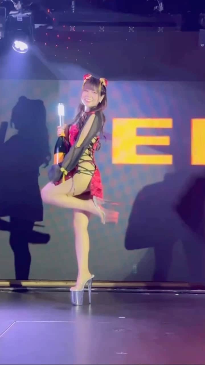 えれなのインスタグラム：「本日まおちゃんバースデー🎂❤️🩷  ２部は一緒にアイドルチーム出ます！ みんなでお祝いしましょ〜💓  . #バーレスク大阪#バーレスク大阪えれな  #バーレスク#バーレスク東京 #北新地#グラビア #童顔女子#ロリ#衣装 #アイドル#チャイナ  #脚フェチ #太もも  #グラビア撮影 #ロリ顔 #大阪#梅田 #グラドル自撮り部  #チャイナ服 #チャイナコスプレ  #burlesque#burlesqueosaka #burlesquetokyo#gravureidol  #gravure#japanesegirl」