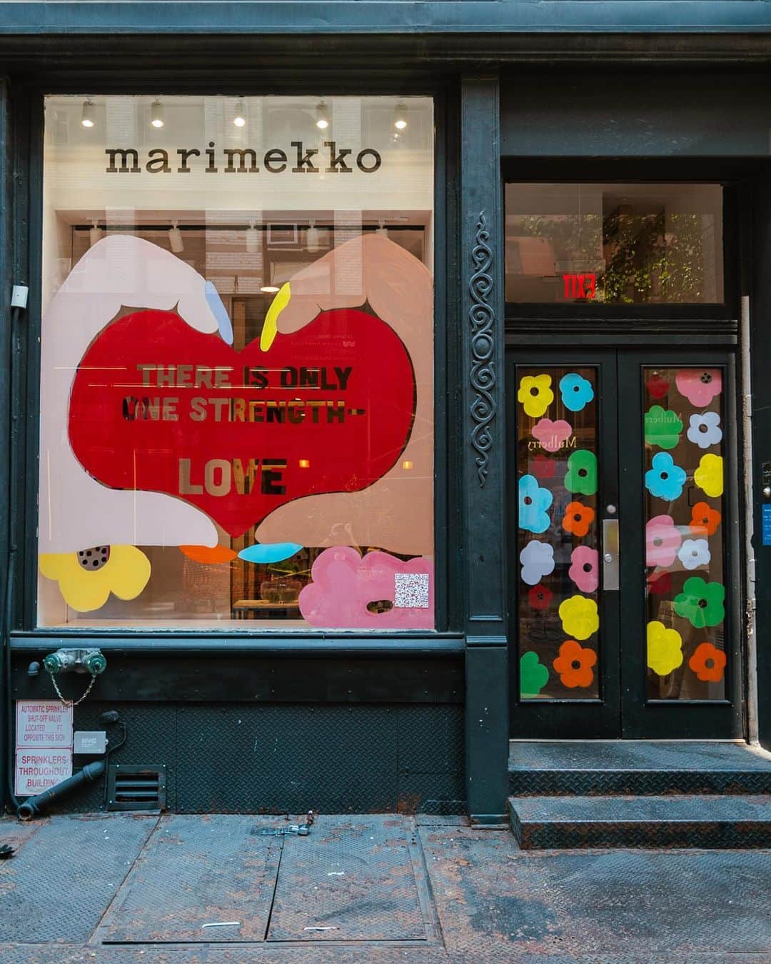 Marimekko Japanさんのインスタグラム写真 - (Marimekko JapanInstagram)「ニューヨークではブルックリンのアートディレクター/イラストレーターの @shaneebenjamin がアルミ・ラティア"There is only one strength-love "（愛は何よりも強い）という言葉にインスピレーションを受けて描いた作品がニューヨークSohoのマリメッコストアにてご覧いただけます。  #marimekko #marimekkofw23 #マリメッコ #マリメッコ愛 #北欧デザイン #フィンランド #pride #newyork」6月28日 20時19分 - marimekkojapan