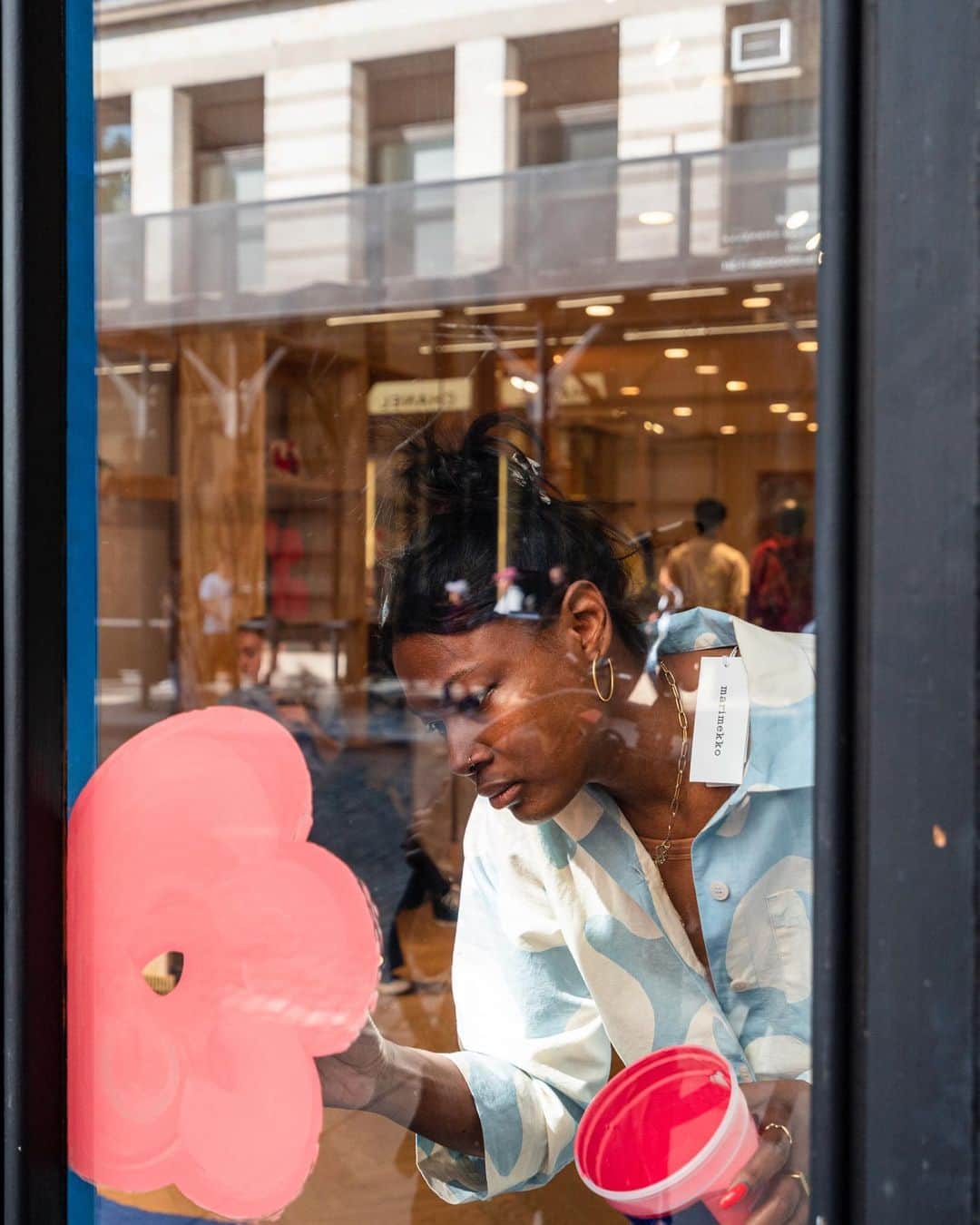 Marimekko Japanさんのインスタグラム写真 - (Marimekko JapanInstagram)「ニューヨークではブルックリンのアートディレクター/イラストレーターの @shaneebenjamin がアルミ・ラティア"There is only one strength-love "（愛は何よりも強い）という言葉にインスピレーションを受けて描いた作品がニューヨークSohoのマリメッコストアにてご覧いただけます。  #marimekko #marimekkofw23 #マリメッコ #マリメッコ愛 #北欧デザイン #フィンランド #pride #newyork」6月28日 20時19分 - marimekkojapan