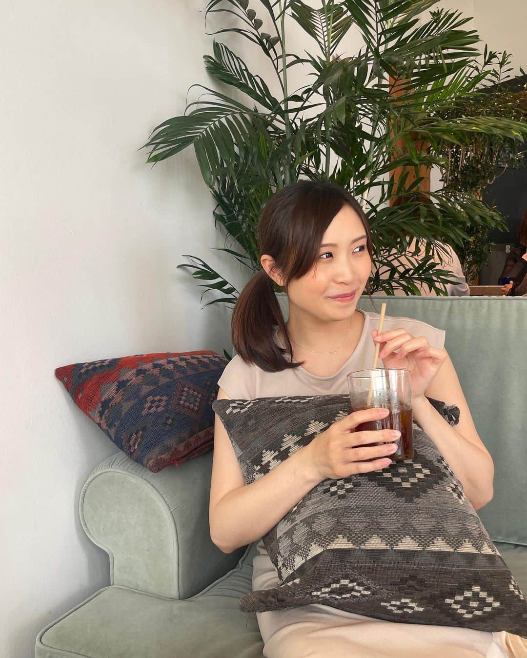 南條早紀さんのインスタグラム写真 - (南條早紀Instagram)「【オシャ…ん？☕️🌿】  前回の投稿にも優しいお言葉 ありがとうございました！ 優しいフォロワーさんが多くてわたしは幸せ者ですねぇ🥲🍀  これからもマイペースにやわやわ Instagram更新しますね💫 今後ともよろしくお願いします🥰  さて、写真は妹とその友人達と、 お出かけしたとき 何やらオシャレなカフェに 入ったときのものです…☕️🌿  あらー、THE東京って感じね〜！って テンションが上がりまして、 いわゆる“映え”るように 写真を撮ってもらいました🤭  ……が、4枚目〜〜〜🤣  いや〜お腹が重たくてねぇ。 肩が凝るのよねぇ…。 ついストレッチしたくなるわよねぇ。 （この瞬間を逃さず撮ってるのが さすが妹だと思う笑）  って、これが南條クオリティ…🫨  …残念ながらオシャレ東京ママには 程遠いようです🙃笑  そんな感じで、 東京でも相変わらずな感じで やっておりますが、 今後ともよろしくお願いします！  娘との写真は子育て日常アカウント （@hoiku_anamama）に載せようかと思います🤭  #東京都 #東京観光 #江東区 #豊洲 #江東区カフェ #豊洲ららぽーと  #RHC #ロンハーマン #ロンハーマンカフェ  #子連れカフェ #カフェ巡り #オシャレカフェ #ドキドキ #笑 #アナウンサー #フリーアナウンサー #南條早紀 #なんじょうのにちじょう」6月28日 20時20分 - nanjo_saki