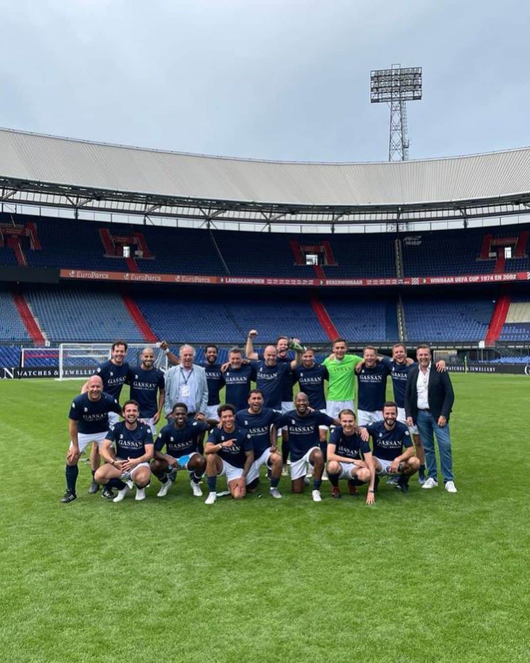 カルフィン・ヨン・ア・ピンさんのインスタグラム写真 - (カルフィン・ヨン・ア・ピンInstagram)「Champions of the Kuip Cup!! 🎉💪🏾   #gassandiamonds」6月28日 20時21分 - calvinjongapin