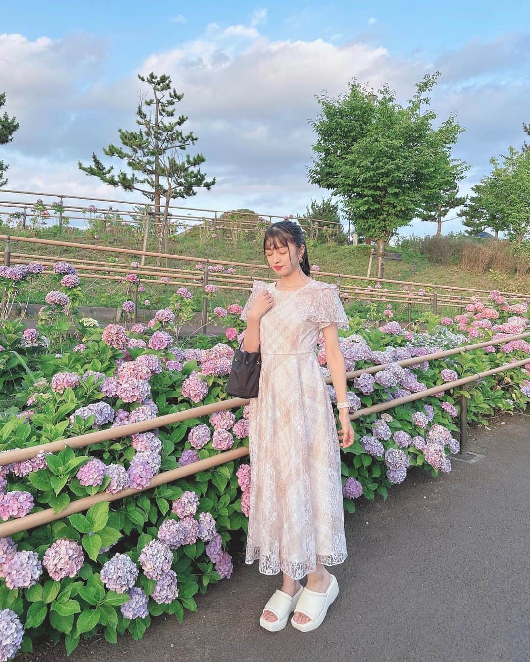 四島早紀のインスタグラム：「沢山写真撮ったけん沢山載せる♡ #紫陽花  何枚目が好きかな〜？🪻☁️  わんちゃん沢山お散歩してて癒された🥰🐾🐾  #instagood #instalike #likeforlikes #likeforfollow #followme #fff #japanese #japanesegirl #黒髪 #黒髪ロング #ポニーテールアレンジ #photography #コーデ #ootd #紫陽花 #二子玉川 #二子玉川公園 #willselection #GU」