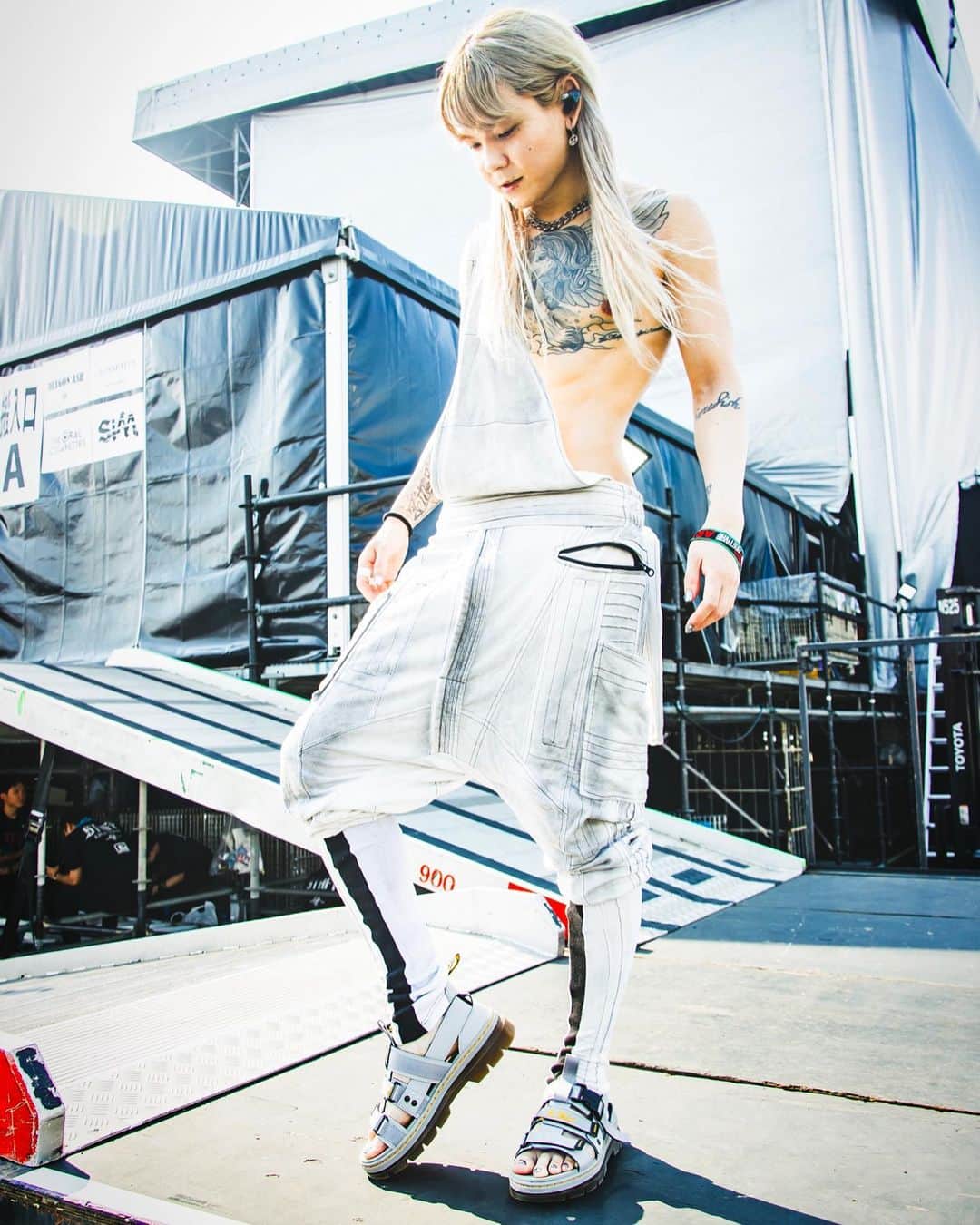 Tatsuya Amanoさんのインスタグラム写真 - (Tatsuya AmanoInstagram)「I feel summer vibes in japan🌴🔥🫠 ⁡ This sandals set my drumming to the next level🤘💥 Thank you  @drmartens_japan @drmartensofficial  ⁡ photo by @cazrowaoki   #drmartens #demobaza #nonenon #anotheryouth #Drums #DrumCam #sjcdrums #meinlcymbals #evansdrumheads #promarksticks #Roland #pearleliminatorredline #ZoomH8 #Lewitt #ドラム」6月28日 20時23分 - tatsucrossfaith