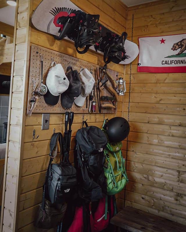 CAMP_HACKさんのインスタグラム写真 - (CAMP_HACKInstagram)「アウトドアギアとシューズたちが並べ立てられている見事な魅せる収納✨  ウッドな土間の壁面にレールを敷いてアイテムに合った高さで棚が設置されていることで無駄のないレイアウトに👍  from CAMP HACK  Photo by @kuma_camp さん  #アウトドアな暮らし #キャンプ収納 #土間」6月28日 20時23分 - camp_hack