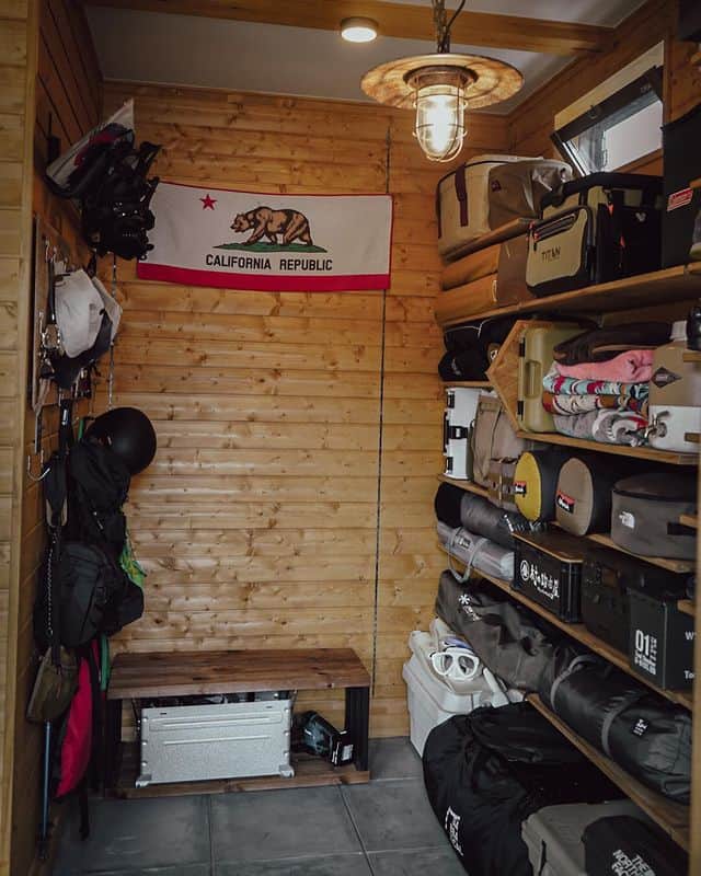 CAMP_HACKさんのインスタグラム写真 - (CAMP_HACKInstagram)「アウトドアギアとシューズたちが並べ立てられている見事な魅せる収納✨  ウッドな土間の壁面にレールを敷いてアイテムに合った高さで棚が設置されていることで無駄のないレイアウトに👍  from CAMP HACK  Photo by @kuma_camp さん  #アウトドアな暮らし #キャンプ収納 #土間」6月28日 20時23分 - camp_hack