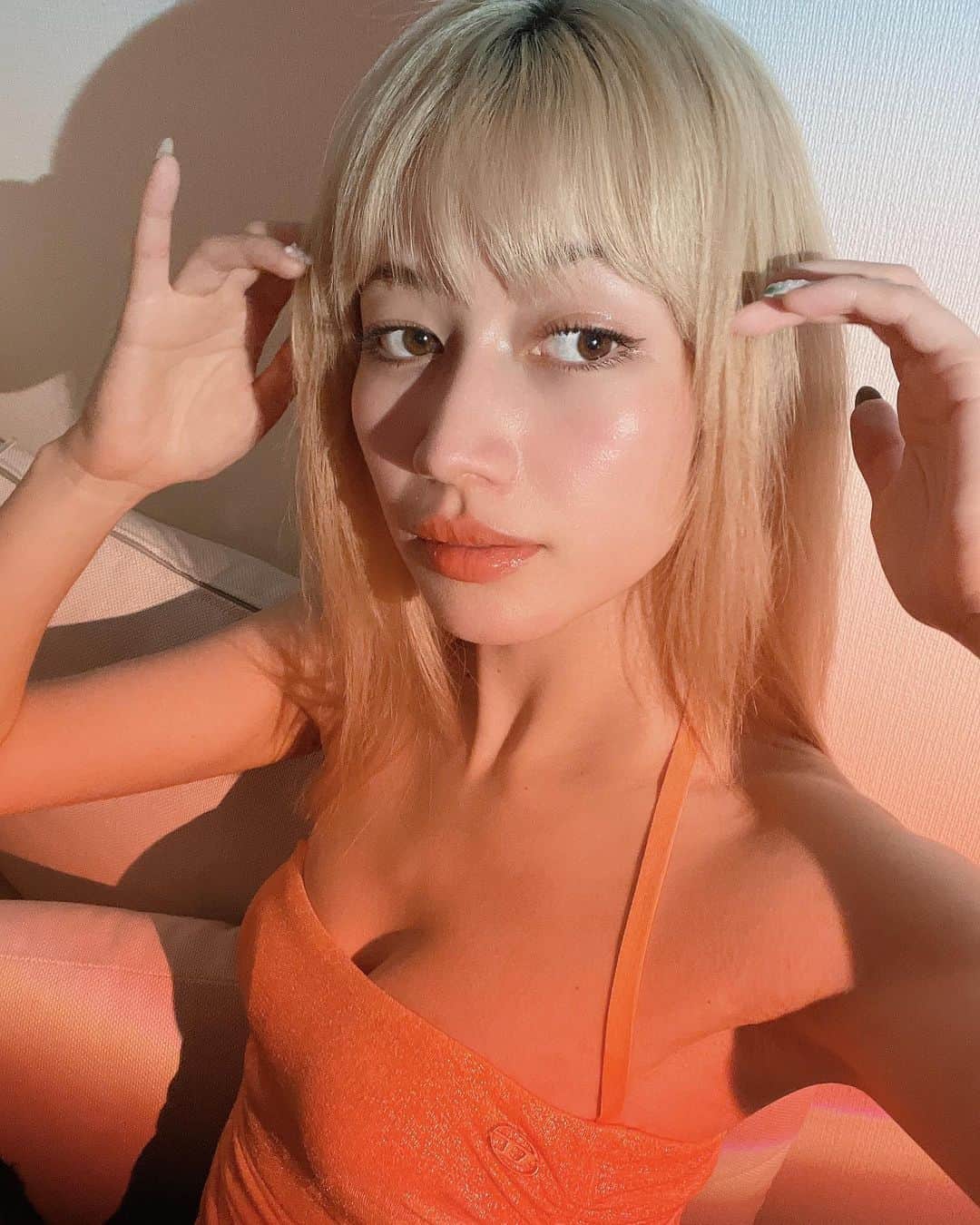 山本ソニアのインスタグラム：「🍊  最近写真あんまり撮ってなかったなーっと😅  ちょうど今日は @restart.bigami で究極トリートメントをしてきたので、艶々のうちにお写真をと思って、ディナー後におうちで📷  お世話になっている お肌、体、ヘアー、まつげのサロンさんタグ付けさせて頂きました💫  癒しの時間をいつもありがとうございます！」