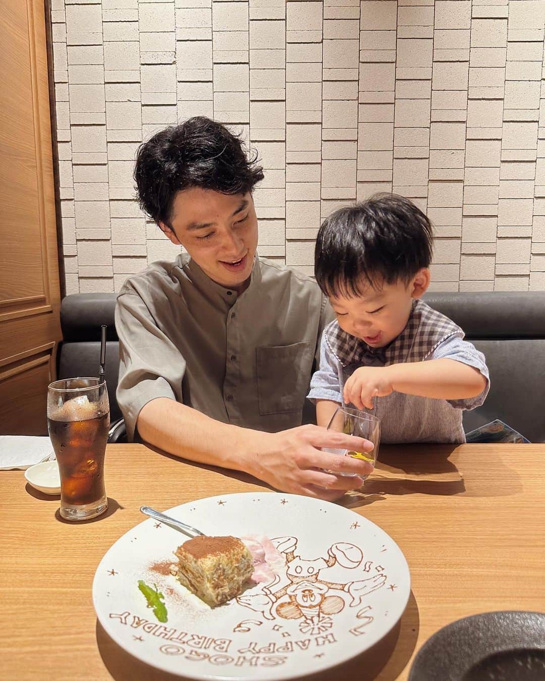 畑有里紗さんのインスタグラム写真 - (畑有里紗Instagram)「翔ちゃんお誕生日おめでと〜〜👨🎂 もうお祝いするのは10回目になりました！ 私たちの付き合いも長くなってきたな😙♡  今回はトナも一緒だったのでランチでさくっとお祝い🥂 子連れでコース料理はやはり忙しなかったけど、、(笑) 3人でゆっくり1日過ごせてよかったな👨‍👩‍👦  いつも私たち家族のために頑張ってくれて 私の良き理解者でたくさん支えてくれてありがとう♡  これからもいいチームワークで 楽しく仲良く過ごしていこうね〜😉👍🤍 夫としてもパパとしても大好きだ🫶  @sho_arii.family  #お誕生日#ありーとしょーちゃん#5歳差夫婦#ariidisney」6月28日 20時25分 - arii_m36