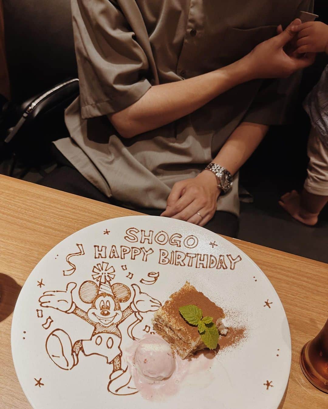 畑有里紗さんのインスタグラム写真 - (畑有里紗Instagram)「翔ちゃんお誕生日おめでと〜〜👨🎂 もうお祝いするのは10回目になりました！ 私たちの付き合いも長くなってきたな😙♡  今回はトナも一緒だったのでランチでさくっとお祝い🥂 子連れでコース料理はやはり忙しなかったけど、、(笑) 3人でゆっくり1日過ごせてよかったな👨‍👩‍👦  いつも私たち家族のために頑張ってくれて 私の良き理解者でたくさん支えてくれてありがとう♡  これからもいいチームワークで 楽しく仲良く過ごしていこうね〜😉👍🤍 夫としてもパパとしても大好きだ🫶  @sho_arii.family  #お誕生日#ありーとしょーちゃん#5歳差夫婦#ariidisney」6月28日 20時25分 - arii_m36