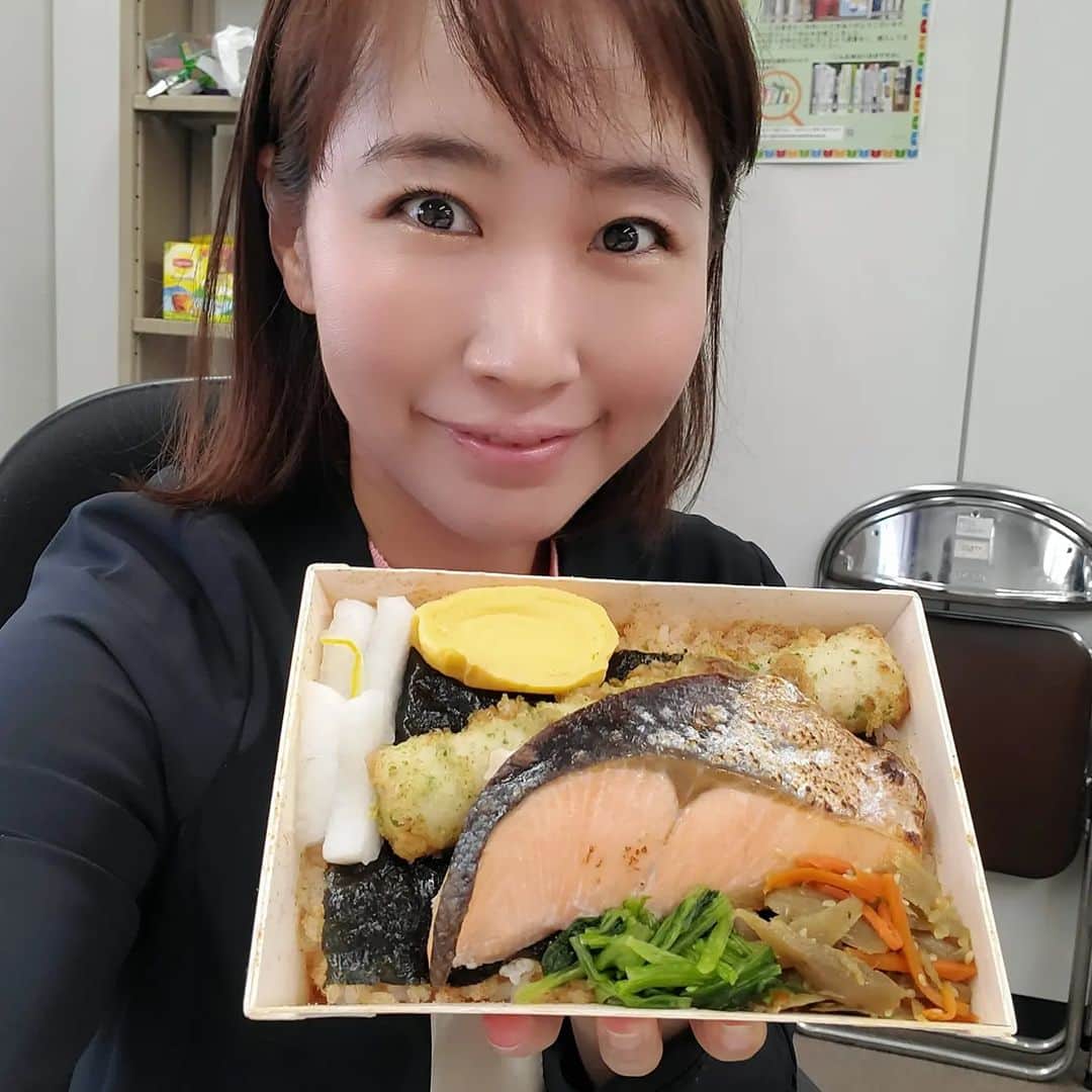 水野友貴のインスタグラム：「今日も本会議で一般質問。 鮭弁🍴😃  #千葉県議会 #千葉県議会議員 #水野ゆうき」