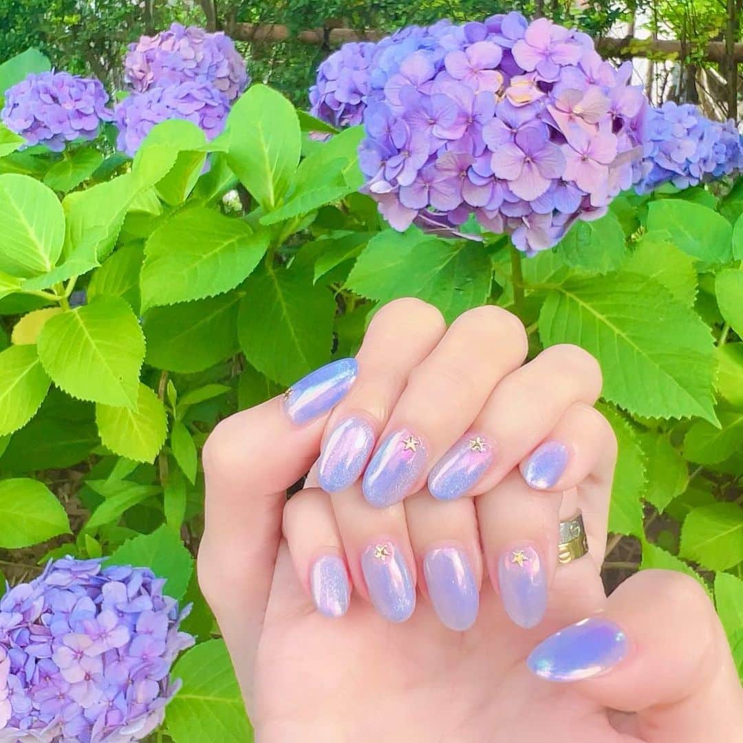 杉山佳那恵のインスタグラム：「@miomio_0409 が めっちゃ可愛いnailしてたから おそろいnailにしてもろた😛💕  ブルーにピンクのミラーかけて めっちゃ可愛い色になって大満足✌️  綺麗な色すぎてずっと眺めて ニヤニヤしてしまう💗  いつも可愛いすぎる nailをありがとうー✨✨✨  @enluna.nail 最高っ💗  #nail#newnail#ネイル#ミラーネイル#enlunanail#原宿#みおりんネイル」