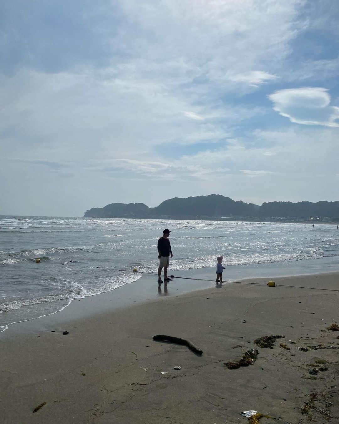 井村亜里香のインスタグラム：「2人を見てると幸せな気持ちが溢れる☺️🧡  #kamakura#zaimokuza  #鎌倉移住#鎌倉#家族写真#海 #鎌倉散歩#家族の時間」