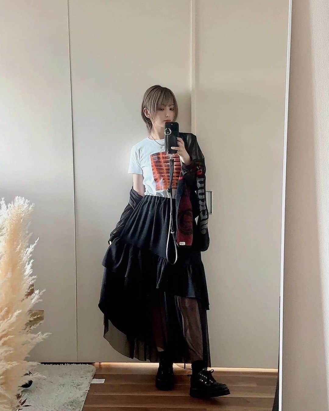 のインスタグラム：「@saki.h912   インタビュー記事読んでコメントいただいた方ありがとうございました👌 ブランドにこめている想いについても 改めて記載してますのでよろしければ ストーリーからどうぞ（ハイライトにも残します）  この前のhydeライブ着  全身 @addixy_official でTシャツは今放映中のドラマ着用予定、下のスカートも来年公開の映画着用が決まりました😌  映画って衣装貸し出しから公開日まで1年以上先だからすごく制作に時間かけてるんだなぁ〜と  Tops / Skirt @addixy_official  Towel @hydeofficial ライブグッズ（2年ほど前の）  #ブラックコーデ #ブラックコーディネート #モード系 #モード系ファッション #モード系女子 #韓国ファッション #韓国コーデ #モノトーンコーデ #モノトーン #オトナカジュアル #大人カジュアル #高身長コーデ #y2k  #y2kファッション #165cm #165cmコーデ #ライブコーデ  #ライブ着  #addixy」