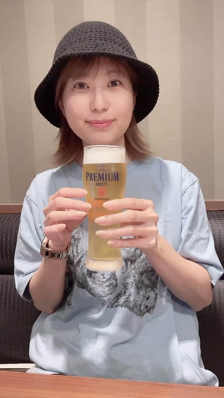 天野麻菜のインスタグラム：「ビール女子。3522  #ビール #ビール女子 #beer #beerstagram #お酒 #アルコール #タレント #グラビア #女優 #天野麻菜 #休まず #毎日飲んでる #記録更新中 #ビールのcm #オファー待ち #ビール大好き #乾杯 #乾杯シリーズ #1日1ビール #9年以上 #続けてる #まだまだ #これから  #今日で #3522日目 #プレモル #ファミレス」