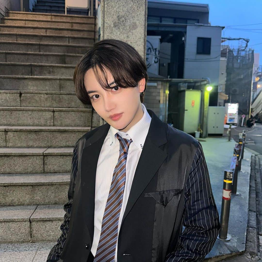 やっぴのインスタグラム：「スーツっていいよね🫰🏻🫰🏻🫰🏻 (裏返しに着てるんじゃなくてこうゆうデザイン)」