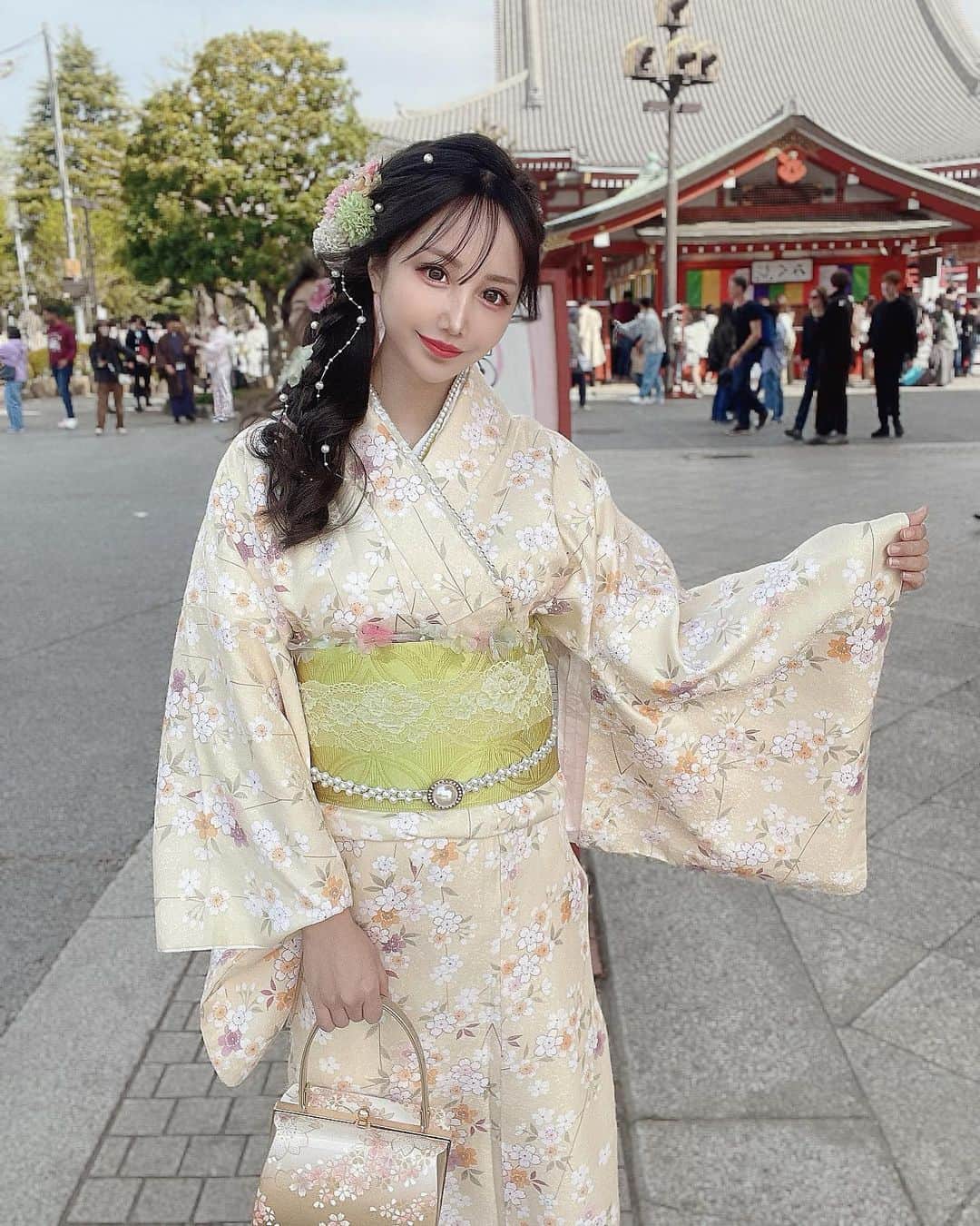 ひよこ先輩のインスタグラム：「. 違う浴衣バージョン👘 この前赤尾先生( @sbc_akao )の所でお肌ケアしてきた✨ 紫外線が多い時期になってきたから 日焼け対策も気をつけないと🥺  赤尾先生は先生は二重手術の 指名数＆ロコミ評価全国 NO.1で 慶應医学部とハーバード大学医学部出身😳👏✨ スタッフの方もいつも優しくて癒される( ˊᵕˋ* ) . #湘南美容クリニック #美容 #美肌#美意識 #美容整形美容垢#整形#美容好きな人と繋がりたい #クイックコスメティークダブルneo #クイックコスメティークトリプル #ニ重整形 #埋没法」