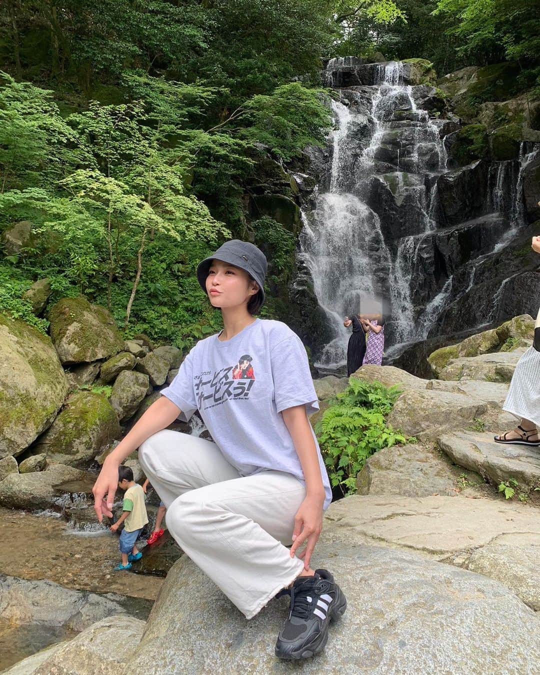 椿原愛のインスタグラム：「糸島観光☺️ 次はゴルフしたいなと思いました  昔から滝大好き  #糸島 #白糸の滝 #夫婦岩」