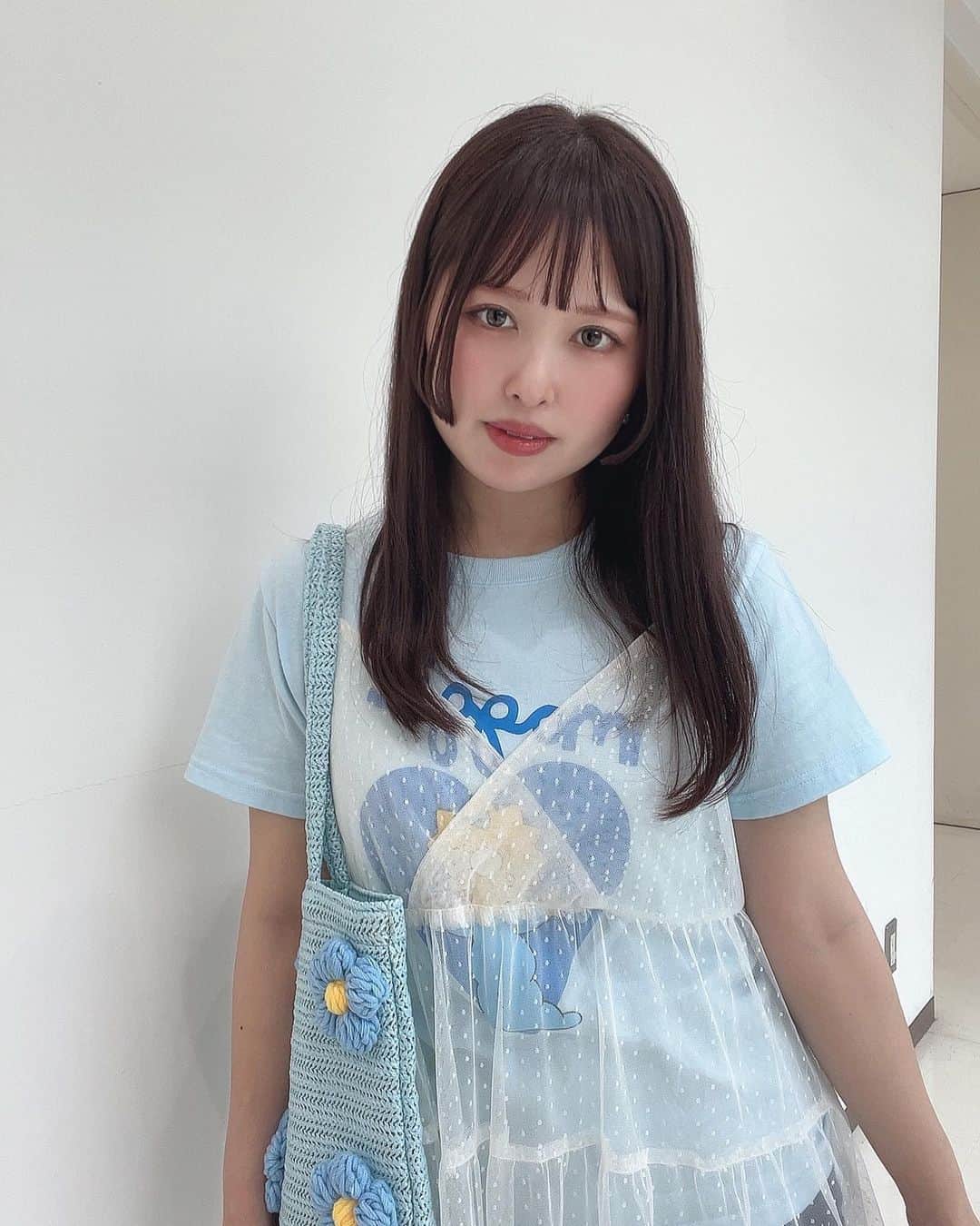 のインスタグラム：「𓅿𓅿𓅿𓈒 𓂂𓏸  水色マイブーム🩵🤍🩵  ┈┈┈┈┈┈ ❁ ❁ ❁ ┈┈┈┈┈┈┈  #Tシャツ #BEAMS #水色コーデ #チュール #チュールワンピース #レイヤードコーデ #重ね着 #レイヤード #かばん #トートバッグ #水色 #🩵 #前髪 #前髪カット #姫カット #ロングヘア #ストレートヘア #ぱっつん前髪 #暗髪 #ヘアカラー #髪色 #カラコン」