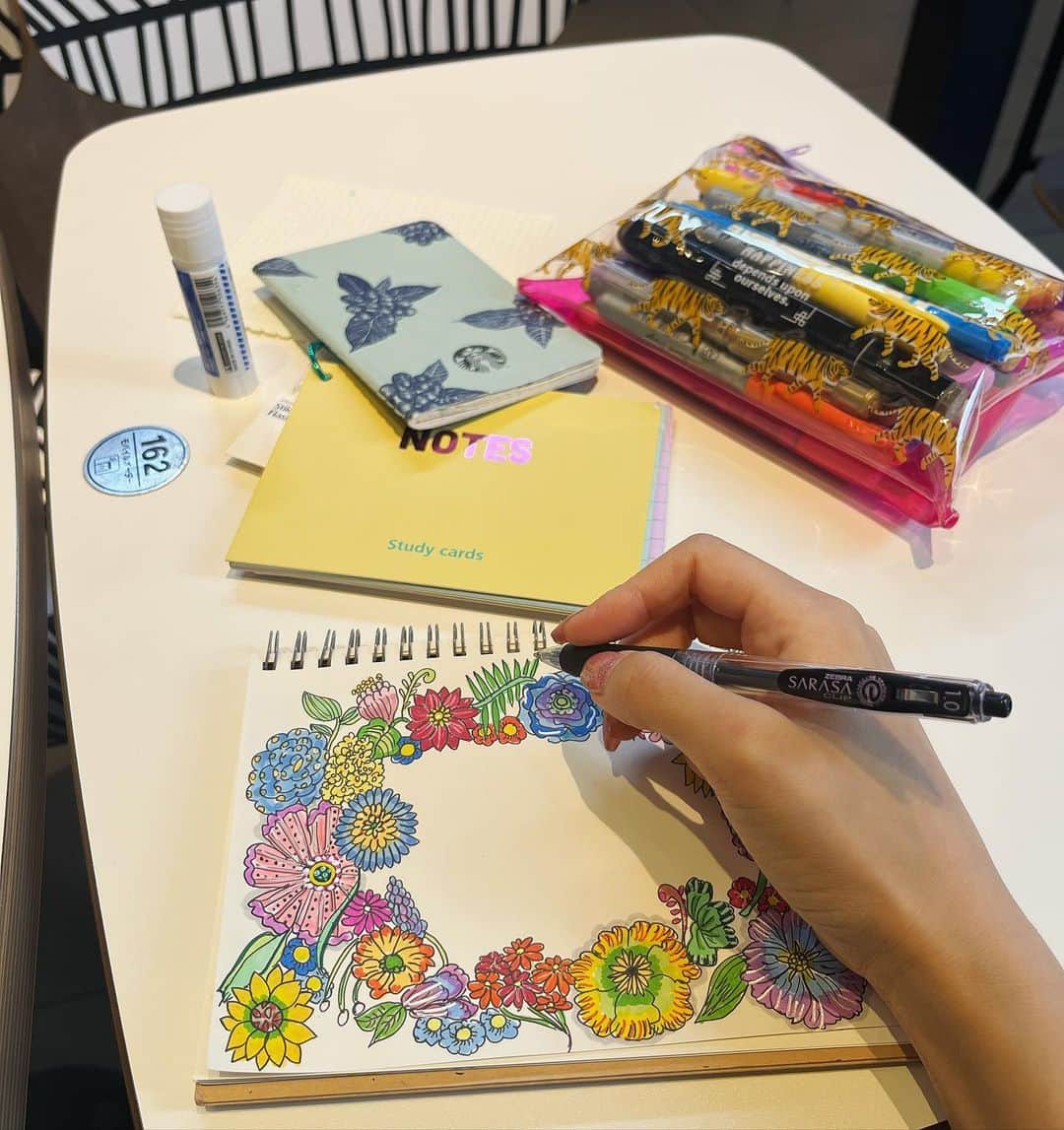 Madoka Yamamotoのインスタグラム：「@madochosu_drawing  日記更新🍮来月やることリスト①文房具買いまくりの旅。新しい筆箱も欲しい、smiggleに行ったら一発で気に入ったの見つかるだろうな…あとこの前サラサの1.0が筆箱に1本も入ってなくて禁断症状が出たよ！②マカコちゃん追悼でわんわんシール作成！厳選8匹となるとどんなメンバーにするか悩む③日記週1で描くぞー🔥  ・ ・ #ほぼ日#日記#文房具#文房具好き#日記#手帳#ノート#ノート術」