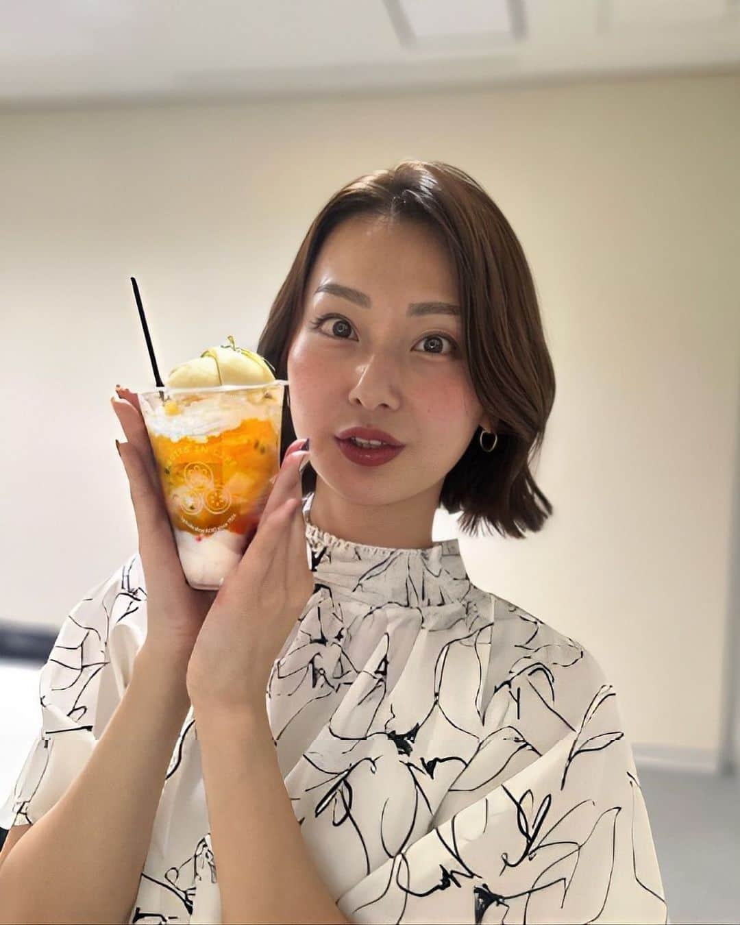 本間智恵のインスタグラム：「⁡ ABEMA「倍速ニュース」見てくれた方ありがとうございました〜！ 実は、今日6月28日は「パフェの日」だそうで…もぐもぐタイムに、FRUITS IN LIFEの「たっぷり桃のフルーツパフェ」をいただきました〜🥰 プラントベースのパフェで(アーモンドミルククリームが美味しかった！)、何種類ものフルーツがごろごろ入ってるのに約380kcalだなんて最高じゃないですか…。 ※手に持ってるのは食べかけなので、本当は一番上に桃がもりもりでしたよ！   #テレビ朝日アナウンサー #本間智恵 #ABEMA #倍速ニュース #アナウンサーカメラ #YouTube生配信#今日は何の日#パフェの日#パフェ#🍑#FRUITSINLIFE#たっぷり桃のフルーツパフェ」