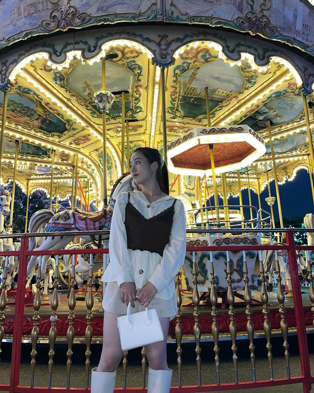 HARUさんのインスタグラム写真 - (HARUInstagram)「🎠🎡💛  電飾とっても綺麗だった🌟 おすすめですっ  大観覧車は本当に大きくてずっとビビってた、、💦  #シートレインランド #名古屋港 #名古屋港シートレインランド  #名古屋 #名古屋旅行 #名古屋観光 #愛知観光 #メリーゴーランド #🎠 #観覧車 #🎡」6月28日 20時41分 - haaru__26