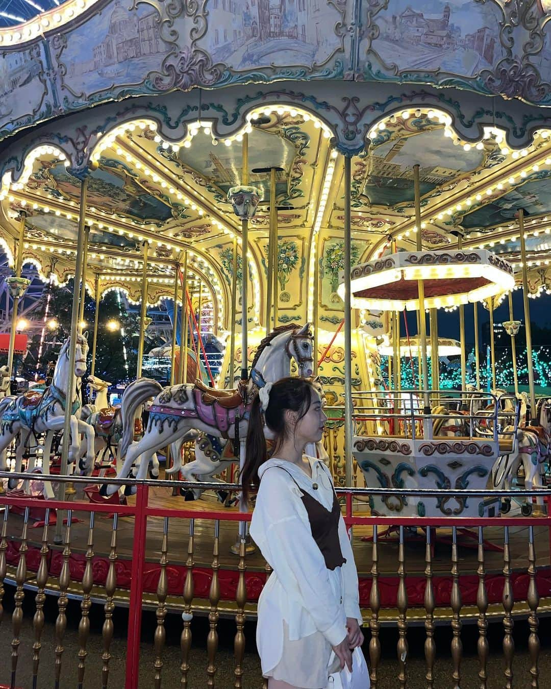 HARUのインスタグラム：「🎠🎡💛  電飾とっても綺麗だった🌟 おすすめですっ  大観覧車は本当に大きくてずっとビビってた、、💦  #シートレインランド #名古屋港 #名古屋港シートレインランド  #名古屋 #名古屋旅行 #名古屋観光 #愛知観光 #メリーゴーランド #🎠 #観覧車 #🎡」