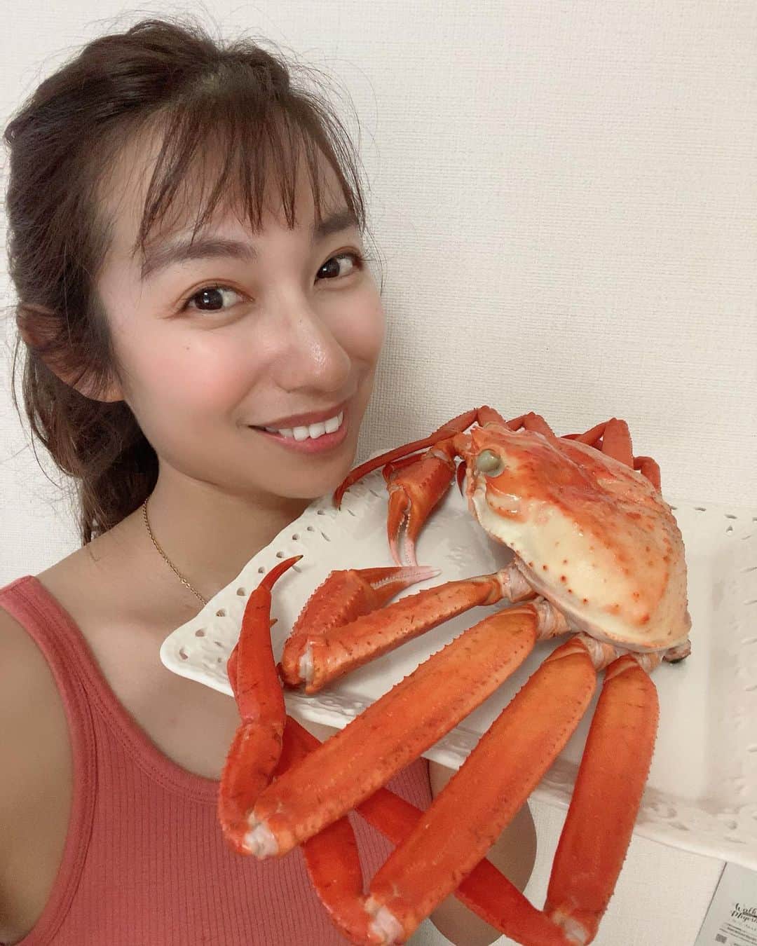 エマ中岡優姫のインスタグラム：「お母さんとお父さんからの お土産のカニ🦀 と刺身たち😊 嬉しい、こういう日は ゆっくりお酒を飲みながら 晩酌✨ 1人で黙々と飲みながら食べる🍶 昔は毎日5合飲んでたけど 今は1合で十分でーす🐶 やっぱカニ味噌には レモンをかけて 日本酒だよねー😆」