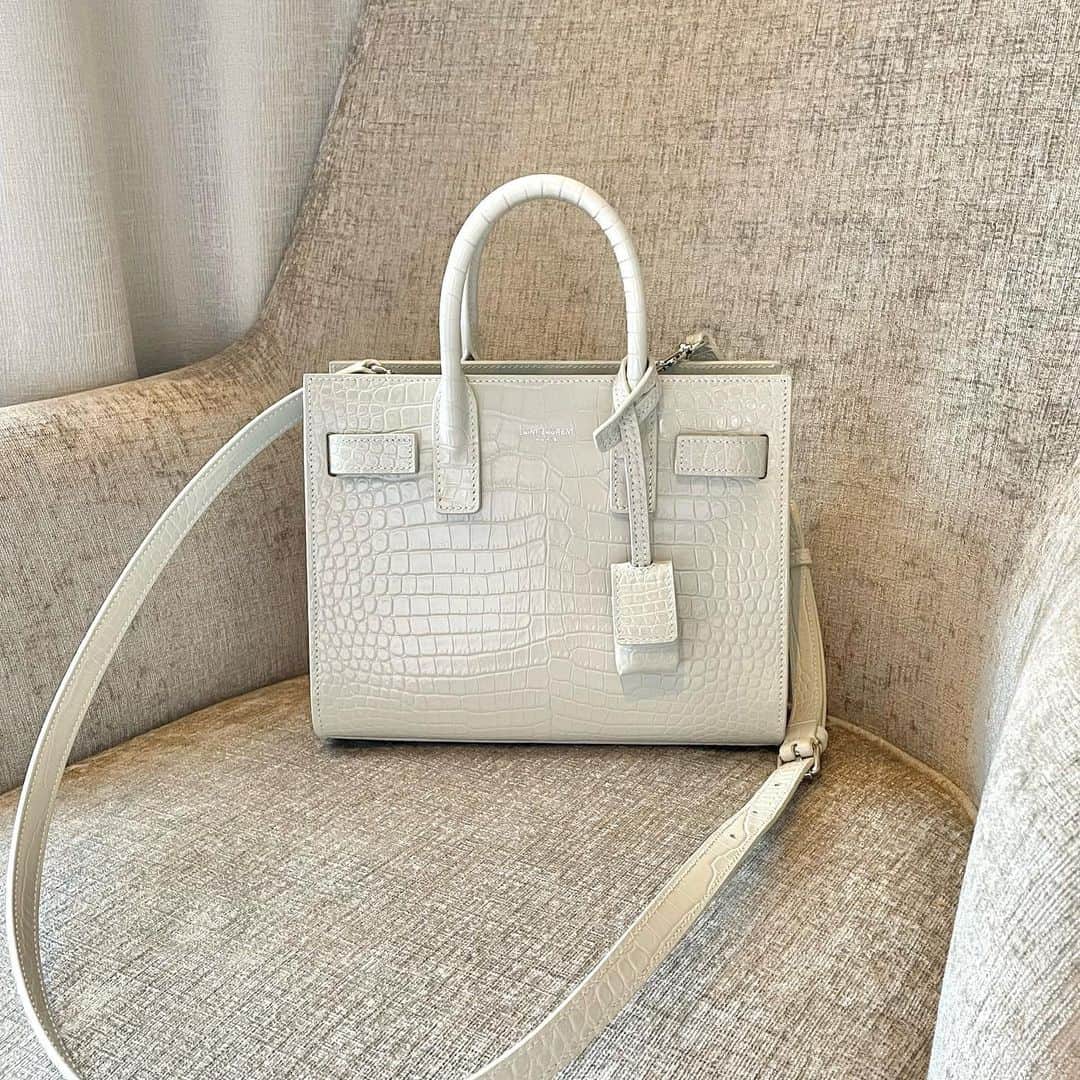 ちゃぴたんのインスタグラム：「買ってよかったバッグ💐  ヨーロッパのインフルエンサーがよく持ってるサックドジュールの型押し。　 @ysl   コンパクトだけど意外に物入るし、頑丈だしショルダーもついてるからかなり使い心地が良い💓  クロコ風型押しなのでコーデをラグジュアリーに格上げしてくれるのが良い◎」