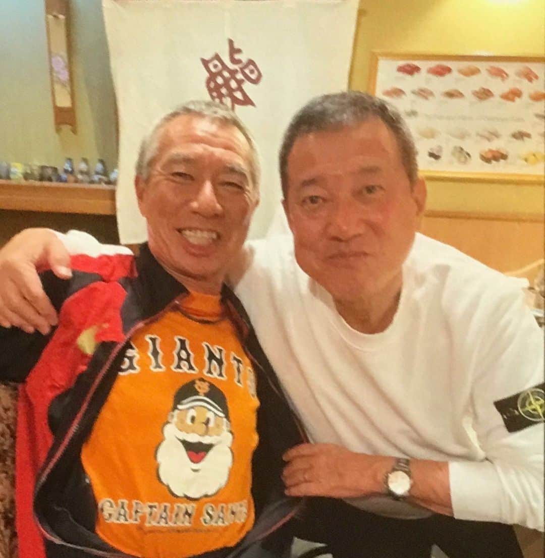 柳葉敏郎さんのインスタグラム写真 - (柳葉敏郎Instagram)「. 試合はあいにくの天気で中止に…😭 とても残念でしたがまた次回皆さんの最高のプレーが見れるのを楽しみに待ってます！👹👍🏻      "G" 秋来‼️  久しぶりの再会に 柳葉敏郎、御満悦❗️  たつ福🍣　うめがったー👍🏻  #読売 #ジャイアンツ #読売ジャイアンツ #原辰徳　監督 #阿波野秀幸　コーチ #川相昌弘　コーチ #大久保博元　コーチ #高木康成  編成副本部長 #たつ福」6月28日 20時42分 - toshiro_yanagiba_official