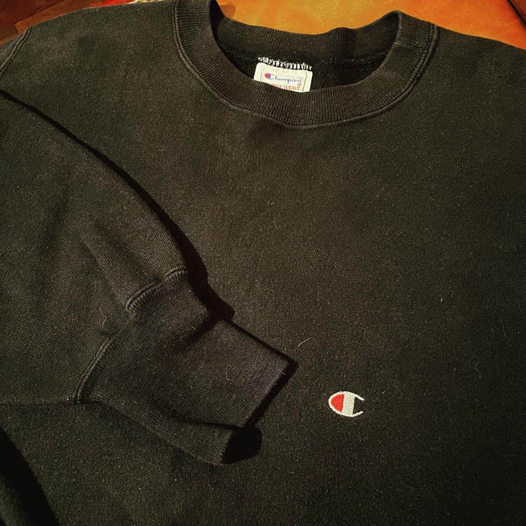 浅田信一のインスタグラム：「90s Vintageのスウェット  昔よく着てたチャンピオンのリバースウィーブ。また着たいなと思ってたところ、状態の良い古着を見つけたのでゲット。何着か持ってたのは、もうないから多分着古して捨てたんだと思う。昔は古着のスウェットなんて数千円も出せば買えてたんだけど今じゃ...。  早く秋になってぬくぬくしたいぜ。 （気が早すぎ...）」