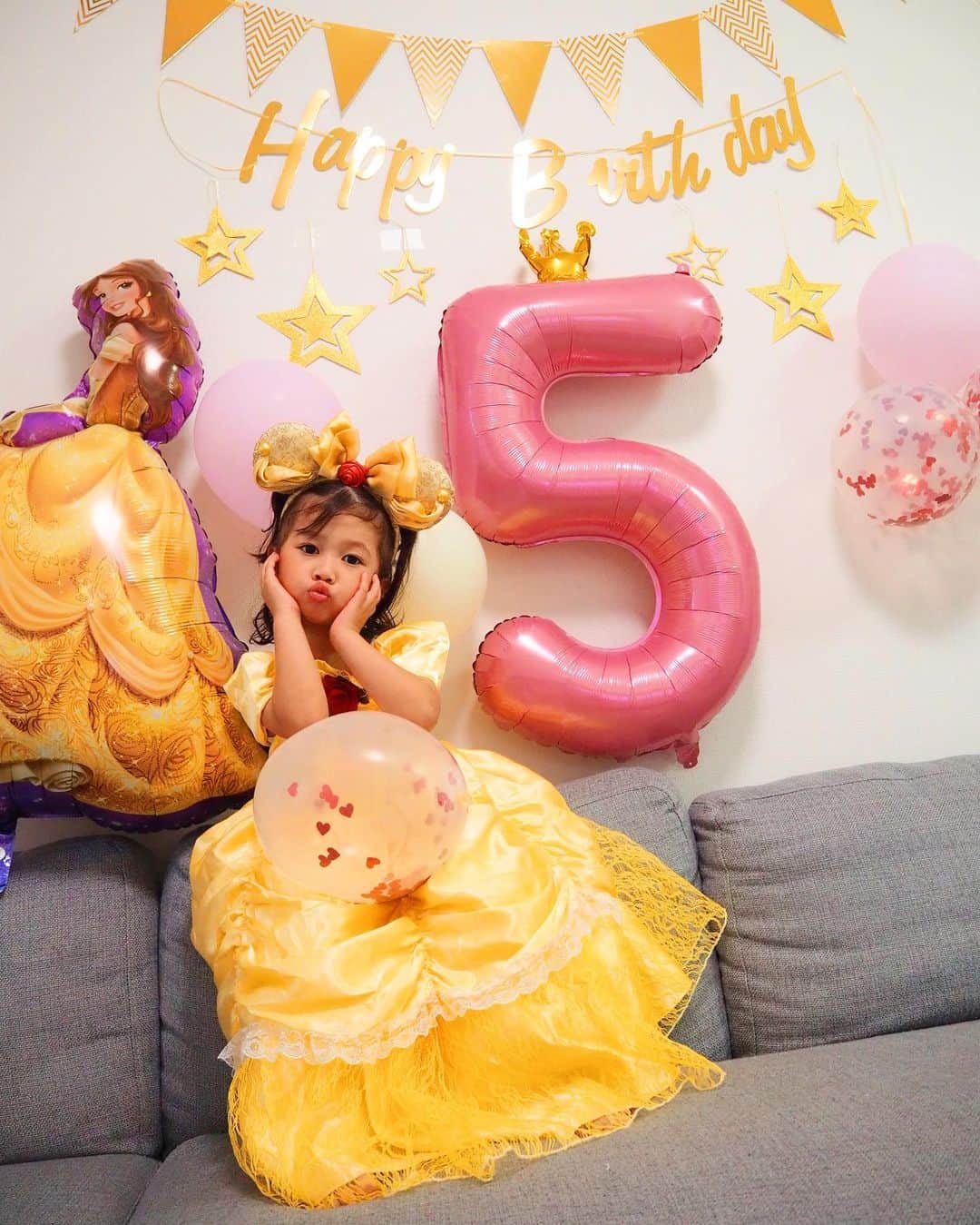 HARUKA MUTOのインスタグラム：「2023.06.27🌻🌈  愛娘ひまりが５歳のBirthdayを 迎えました🩷🎂  今年も従姉妹達と楽しく賑やかな誕生日会となりました🎉💓  元気過ぎるほど元気100%で 体動かす事、お世話ごっこ、お喋りが大好きで人懐っこい女の子👧🏼  オトの面倒もよく見てくれ、天真爛漫☀️優しく明るく面白く育ってくれてると思います🌻🩷  成長が嬉しいような寂しいような🥹複雑ですよね、、 私にとっては娘がいくつになっても可愛いBabyちゃん👶🏼♡ 叱る事も増えたけど、やっぱり愛しくてたまりません。  ひまが５歳を迎えたという事は 私も母親になって5歳です。 あっという間です。ほんっとに。  5年前の出産の痛さも、ひまが産声を上げた時の味わった事のない温かい涙も、嬉しくて幸せすぎる感情も鮮明に覚えてるし、この先も絶対忘れたくない大切な思い出😌🩷  これからもひまちゃんらしく 楽しく笑顔で毎日を大切にね☺️  産まれてきてくれてありがとう。 ママにさせてくれてありがとう。  Love Love Love💋💖  #lovemyfamily #bday #birthday#party #愛娘 #５歳誕生日 #5歳女の子  #長女 #お誕生日 #プリンセス #退院時のワンピ着てみた #産まれたてのヒマたまらん #ぷにるんず #スケッチャーズの光る靴とサンダル」
