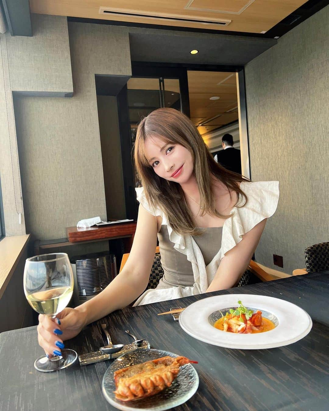 得あゆさんのインスタグラム写真 - (得あゆInstagram)「美味しい食事に合わせてお酒を飲むと、 さらに料理もお酒も美味しくなるのは… なぁぜなぁぜ？！🤣 🍷  ペアリングして飲みすぎた日🍷💭 どんどん酔っ払ってしまって 使い物になりませんでしたwww けど、たまにはこんな日があってもいいね☺️ ・ ・ ・ ・ ・ ・ ・ ・ ・ ・ ・ #ペアリング#ワイン#赤ワイン#白ワイン#ほろ酔い#飲みすぎた#フレンチ#梅田ディナー#大阪ディナー#梅田グルメ#大阪グルメ#ママライフ#ドレス#飲み会#試飲会#ホテルディナー#女子会#夫婦デート#pairing#wine#winelovers#グルメ女子#食べ歩き#ワイン好きな人と繋がりたい#赤ワイン好き#ワイン好き#なぁぜなぁぜ#大人可愛いコーデ#大人可愛い#大人ワンピース」6月28日 20時44分 - tokuayu819