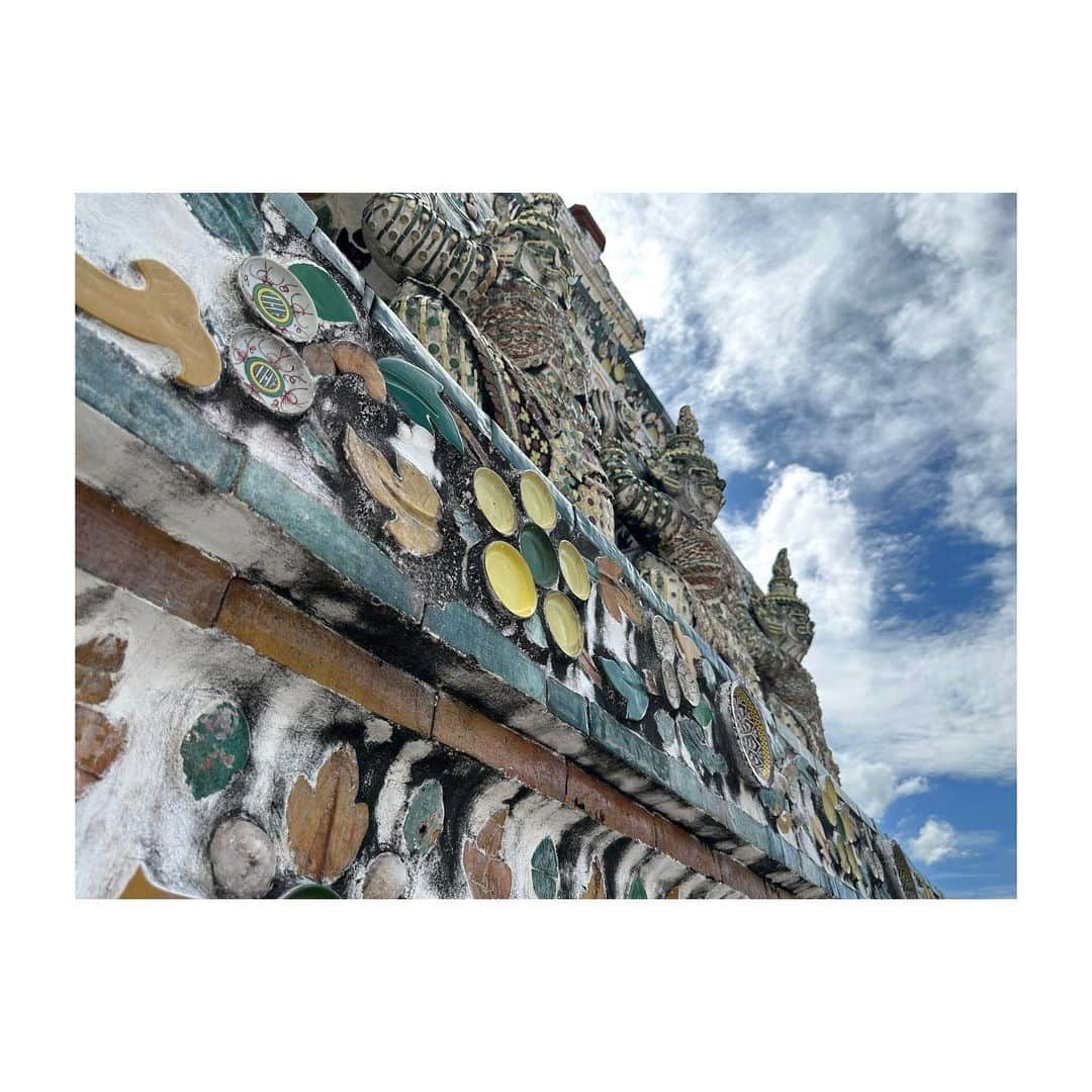 香音有希さんのインスタグラム写真 - (香音有希Instagram)「ワットアルン 別名　暁の寺  Wat Arun Ratchawararam (Phraprang Wat Arun Ratchawararam Ratchawora Mahawi) . とにかく美しい。 圧倒される。 ものすごく好きなお寺の1つになりました。 よく見るとお皿みたいな陶器がたくさん埋まってる✨  これは、是非、写真より 生で見て欲しいと思う場所。 後悔はさせない美しさです(何者)  #タイ留学 #thailand  #bangkok  #watarun  #ワットアルン #暁の寺」6月28日 20時47分 - kaonyuki_yukako