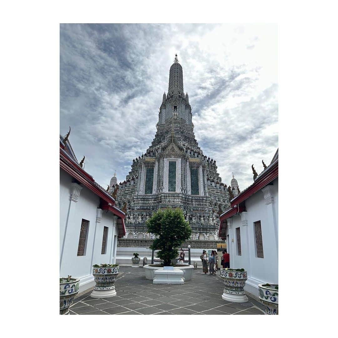 香音有希さんのインスタグラム写真 - (香音有希Instagram)「ワットアルン 別名　暁の寺  Wat Arun Ratchawararam (Phraprang Wat Arun Ratchawararam Ratchawora Mahawi) . とにかく美しい。 圧倒される。 ものすごく好きなお寺の1つになりました。 よく見るとお皿みたいな陶器がたくさん埋まってる✨  これは、是非、写真より 生で見て欲しいと思う場所。 後悔はさせない美しさです(何者)  #タイ留学 #thailand  #bangkok  #watarun  #ワットアルン #暁の寺」6月28日 20時47分 - kaonyuki_yukako